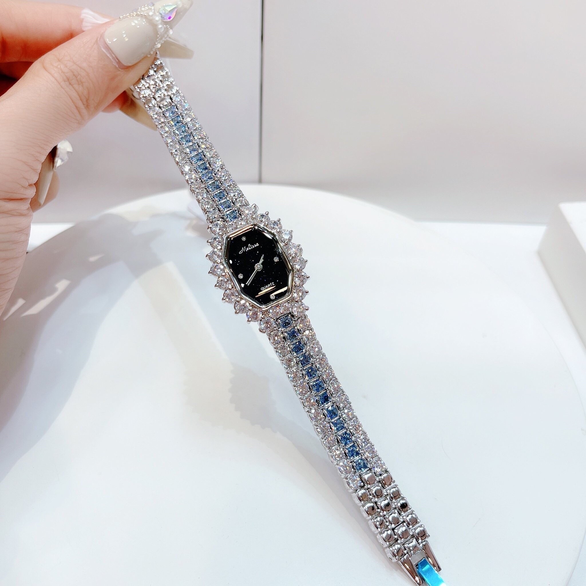 Đồng Hồ Melissa Mặt Chữ Nhật Đen |Nữ Giới |Silver |Lắc Tay Đính Đá Xanh |Máy Pin (Quartz) |Size 28mm |donghogiatot.vn