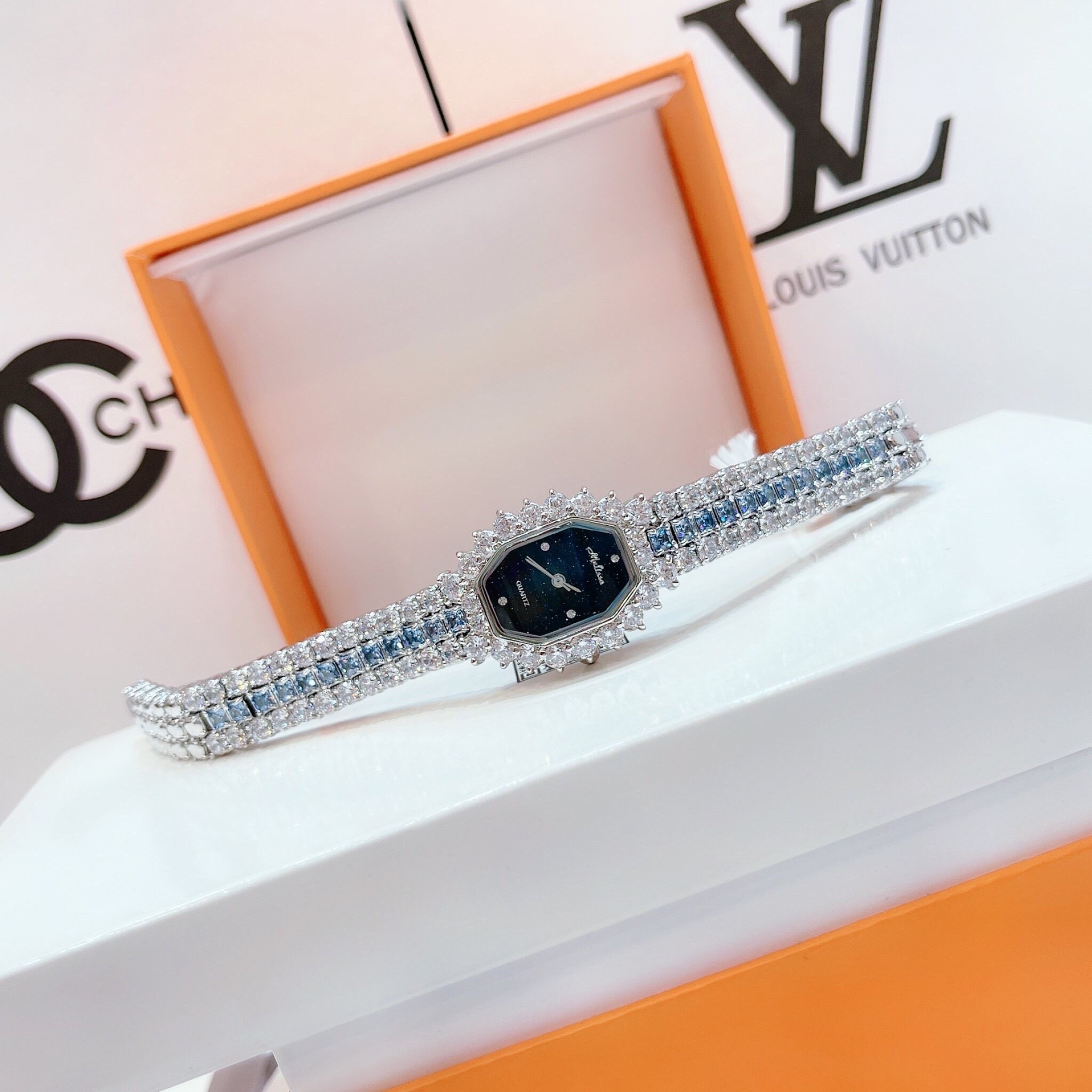 Đồng Hồ Melissa Mặt Chữ Nhật Đen |Nữ Giới |Silver |Lắc Tay Đính Đá Xanh |Máy Pin (Quartz) |Size 28mm |donghogiatot.vn