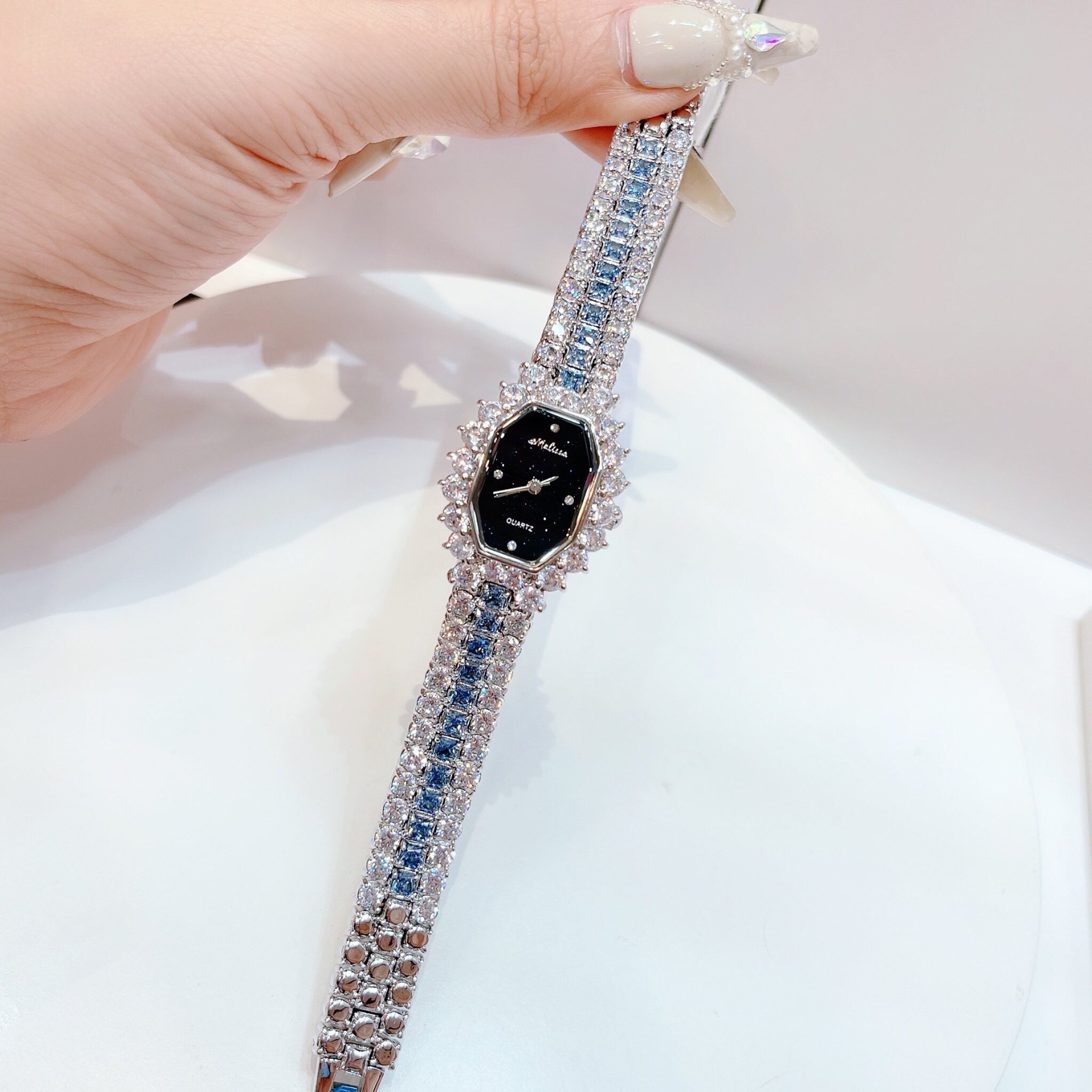 Đồng Hồ Melissa Mặt Chữ Nhật Đen |Nữ Giới |Silver |Lắc Tay Đính Đá Xanh |Máy Pin (Quartz) |Size 28mm |donghogiatot.vn