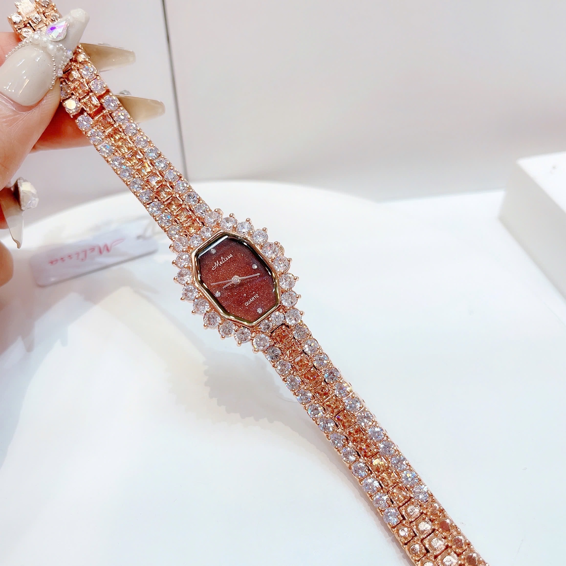 Đồng Hồ Melissa Mặt Chữ Nhật Nâu |Nữ Giới |Rose Gold |Lắc Tay Đính Đá |Máy Pin (Quartz) |Size 28mm |donghogiatot.vn
