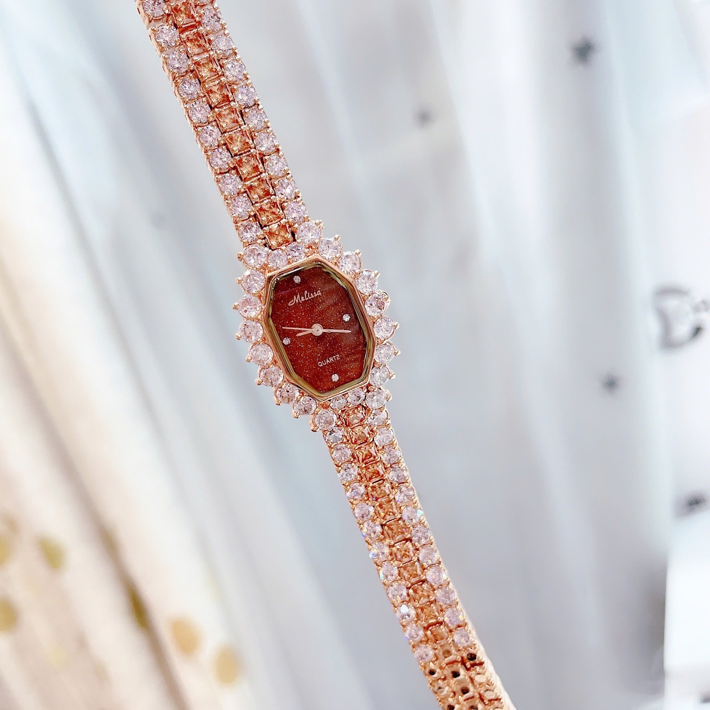 Đồng Hồ Melissa Mặt Chữ Nhật Nâu |Nữ Giới |Rose Gold |Lắc Tay Đính Đá |Máy Pin (Quartz) |Size 28mm |donghogiatot.vn