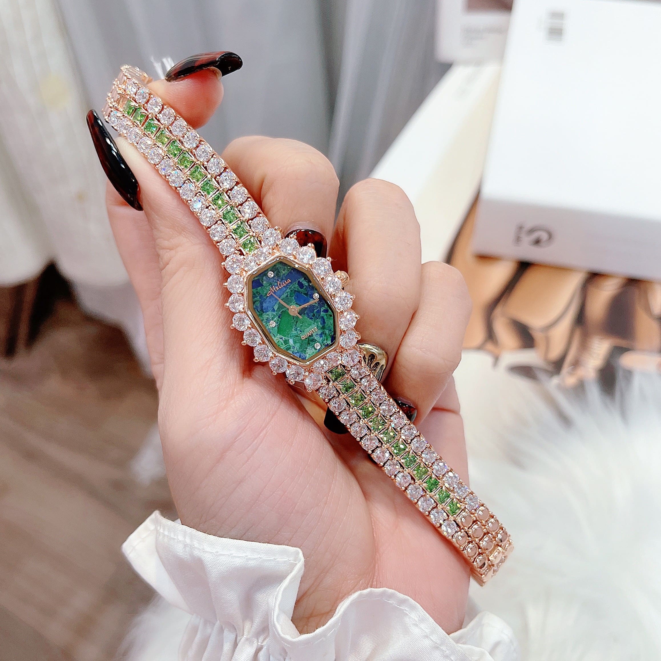 Đồng Hồ Melissa Mặt Chữ Nhật |Nữ Giới |Rose Gold |Lắc Tay Đính Đá Xanh Lá |Máy Pin (Quartz) |Size 28mm |donghogiatot.vn