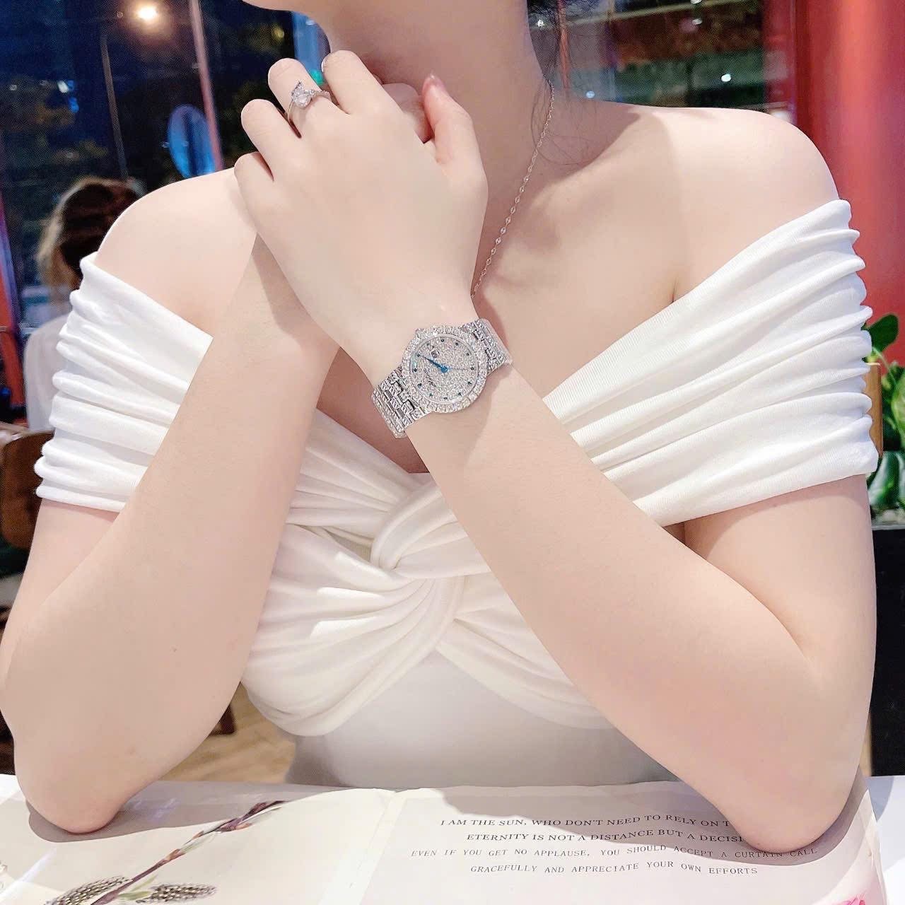 Đồng Hồ Melissa Mặt Tròn |Nữ Giới |Đính Đá Xanh |Dây Kim Loại Silver |Máy Pin (Quartz) |Size 32mm |donghogiatot.vn