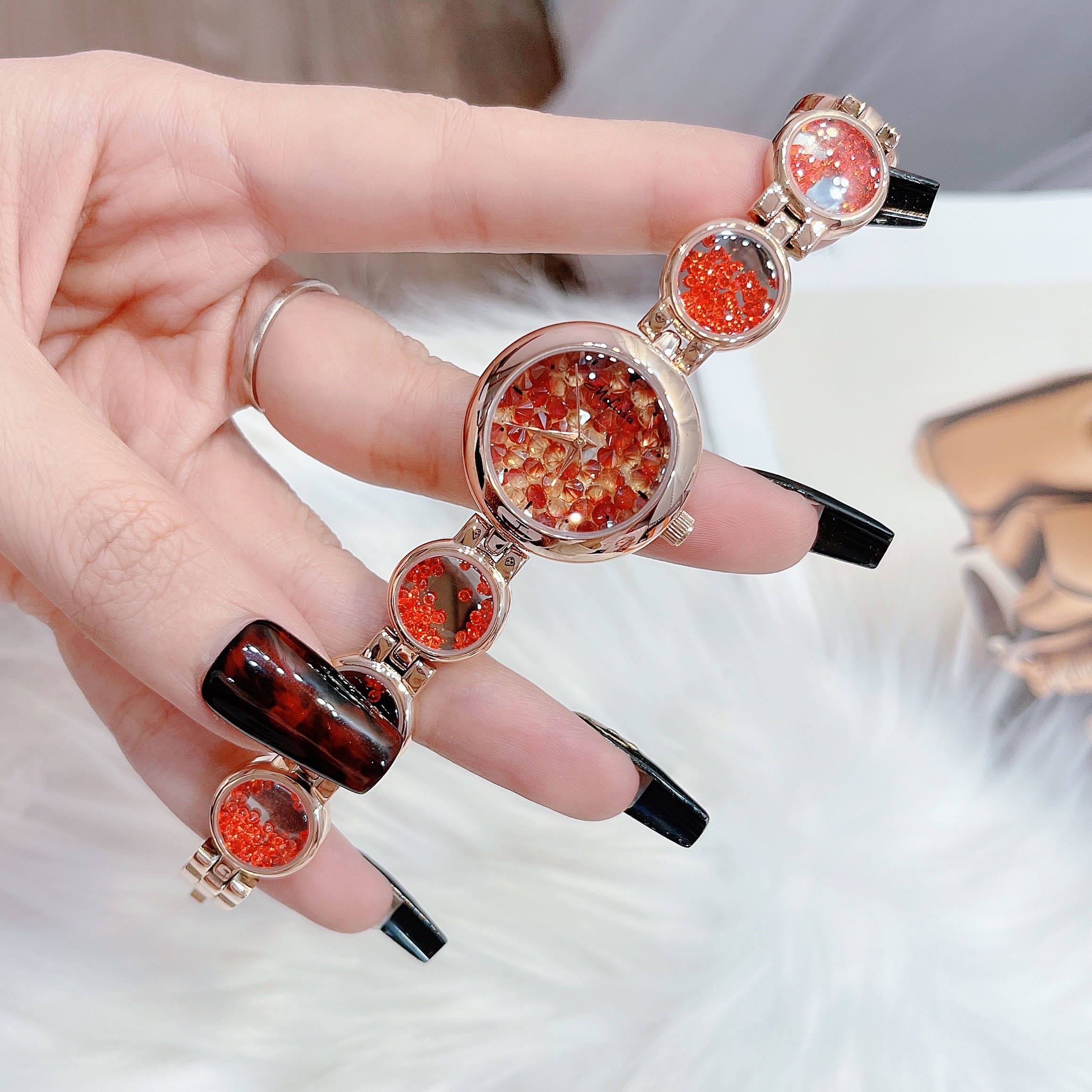 Đồng Hồ Melissa Mặt Tròn |Nữ Giới |Rose Gold |Lắc Tay Đính Đá Rơi Màu Đỏ |Máy Pin (Quartz) |Size 28mm |donghogiatot.vn