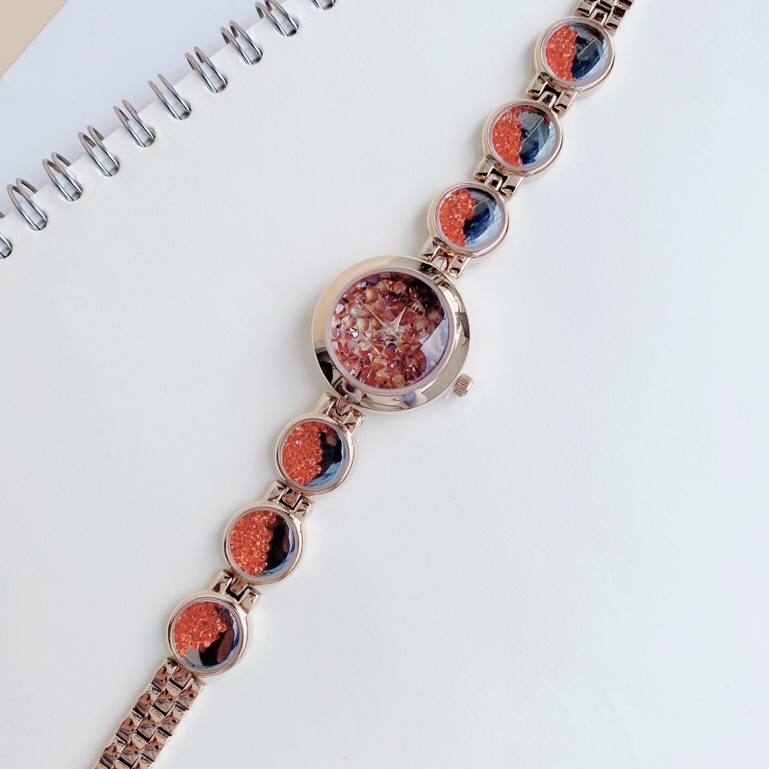 Đồng Hồ Melissa Mặt Tròn |Nữ Giới |Rose Gold |Lắc Tay Đính Đá Rơi Màu Đỏ |Máy Pin (Quartz) |Size 28mm |donghogiatot.vn