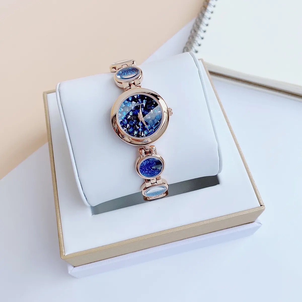 Đồng Hồ Melissa Mặt Tròn |Nữ Giới |Rose Gold |Lắc Tay Đính Đá Rơi Xanh Dương |Máy Pin (Quartz) |Size 28mm |donghogiatot.vn