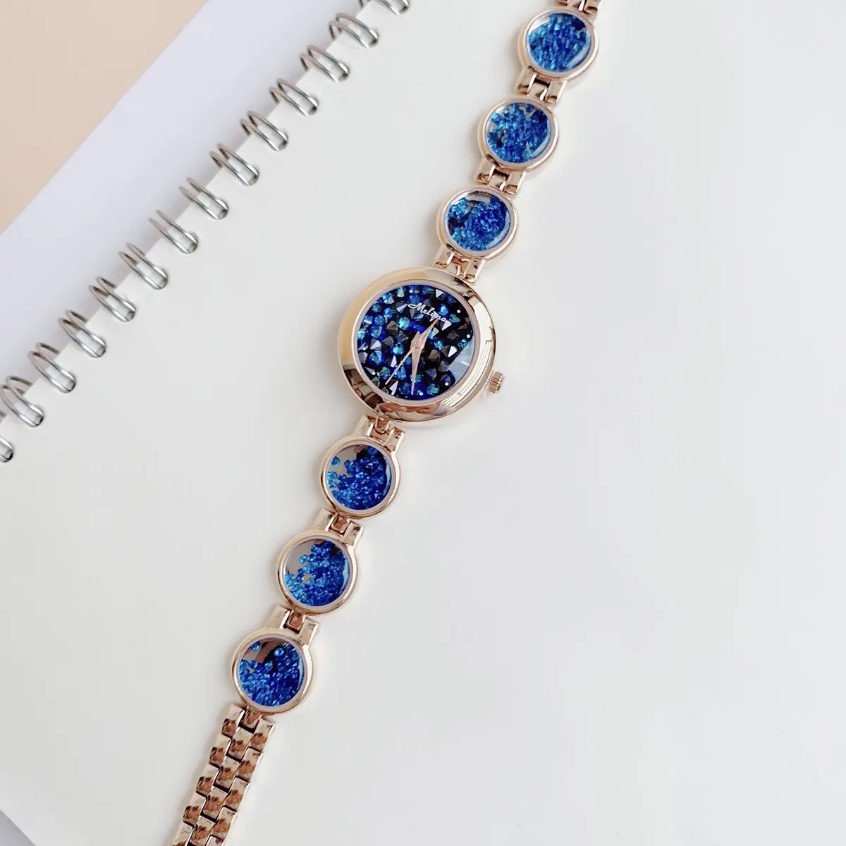 Đồng Hồ Melissa Mặt Tròn |Nữ Giới |Rose Gold |Lắc Tay Đính Đá Rơi Xanh Dương |Máy Pin (Quartz) |Size 28mm |donghogiatot.vn