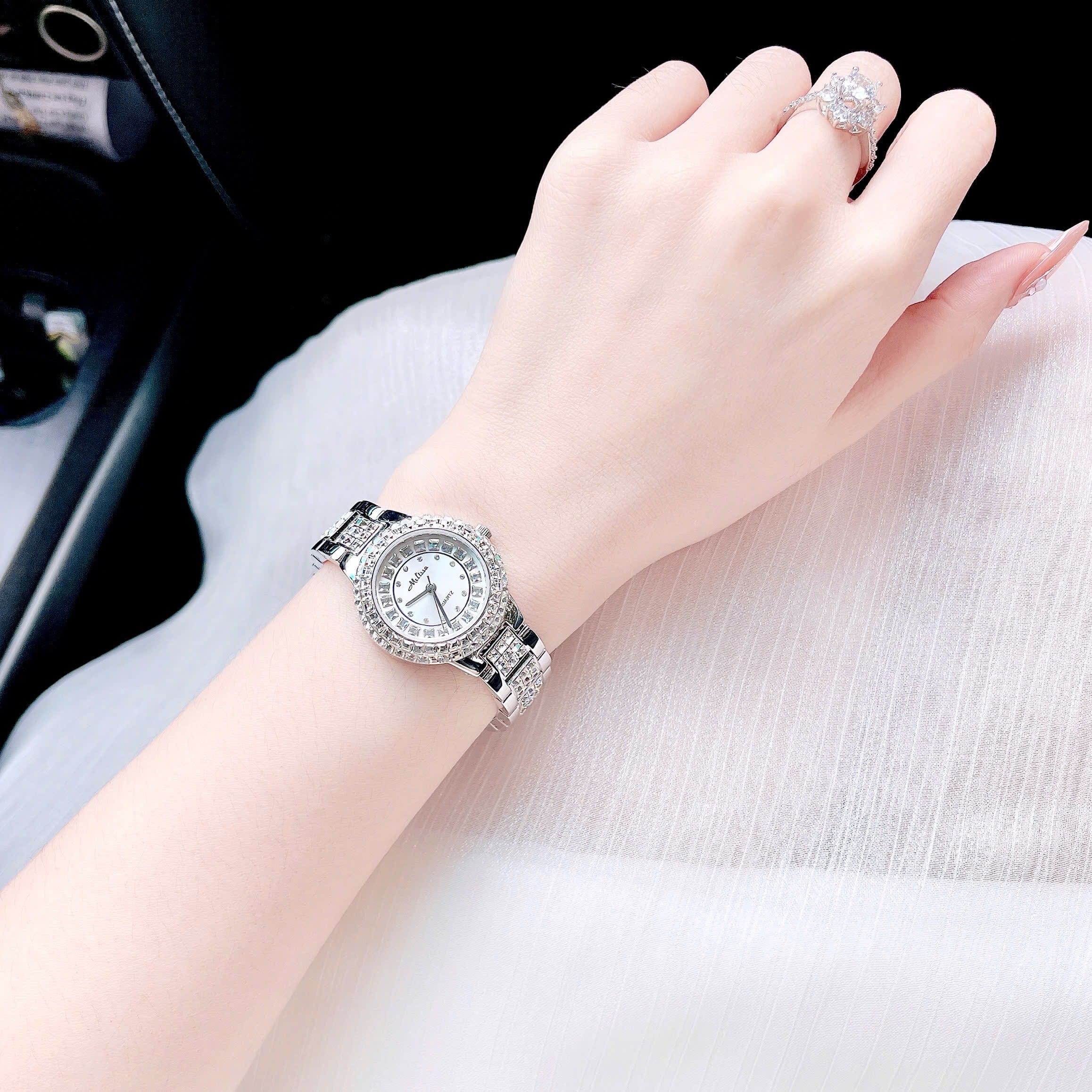 Đồng Hồ Melissa Mặt Trắng |Nữ Giới |Silver |Dây Kim Loại Đính Đá |Máy Pin (Quartz) |Size 34mm |donghogiatot.vn
