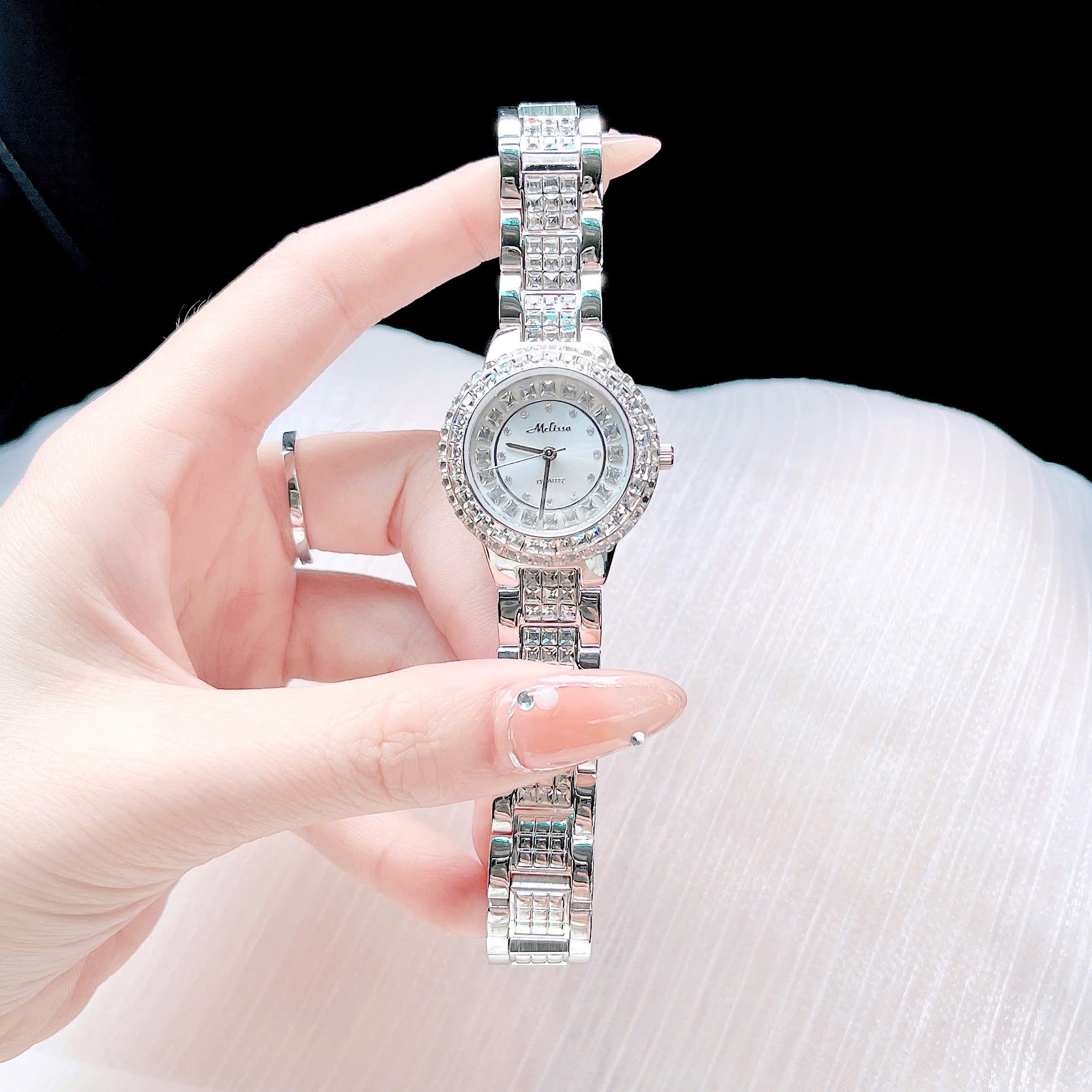 Đồng Hồ Melissa Mặt Trắng |Nữ Giới |Silver |Dây Kim Loại Đính Đá |Máy Pin (Quartz) |Size 34mm |donghogiatot.vn