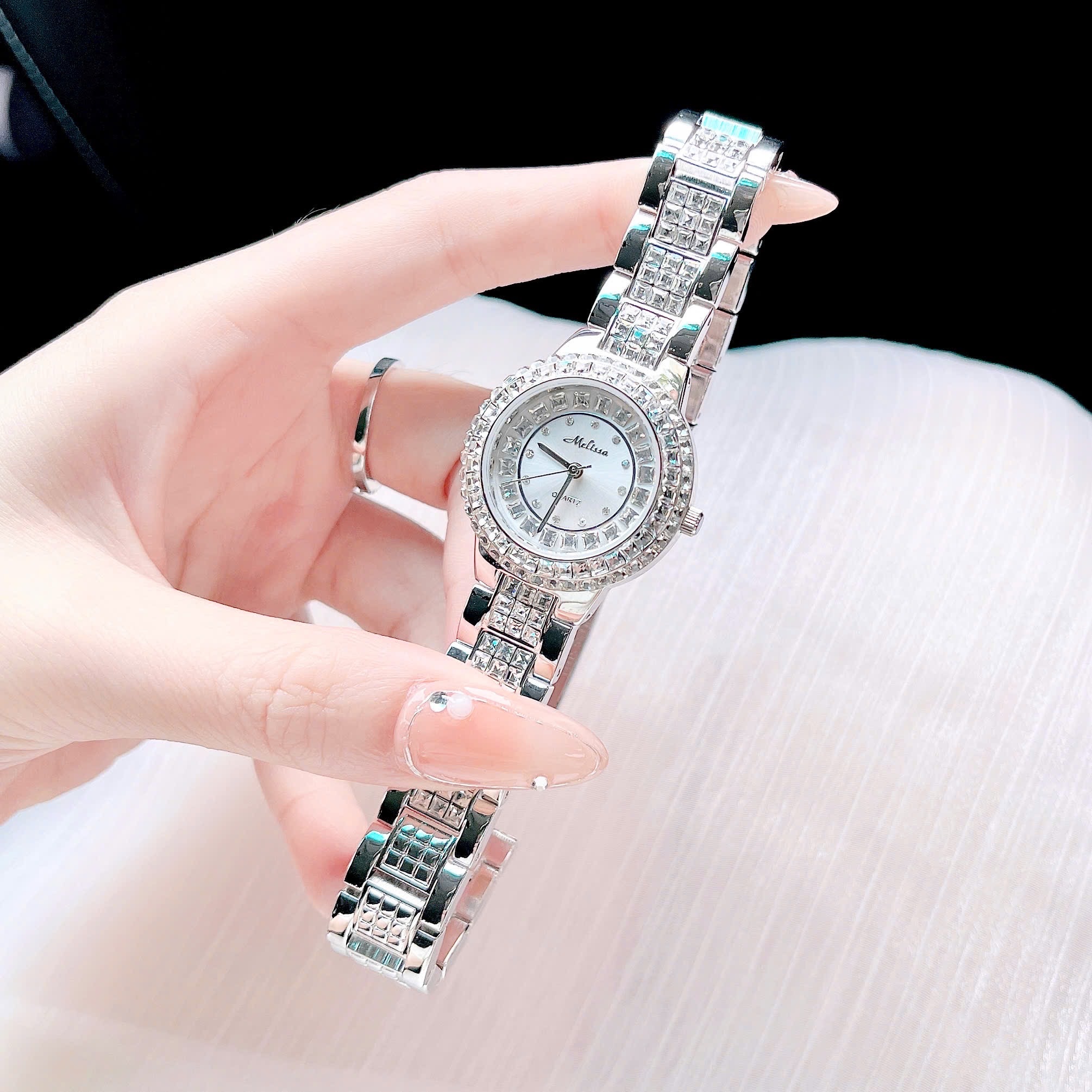 Đồng Hồ Melissa Mặt Trắng |Nữ Giới |Silver |Dây Kim Loại Đính Đá |Máy Pin (Quartz) |Size 34mm |donghogiatot.vn