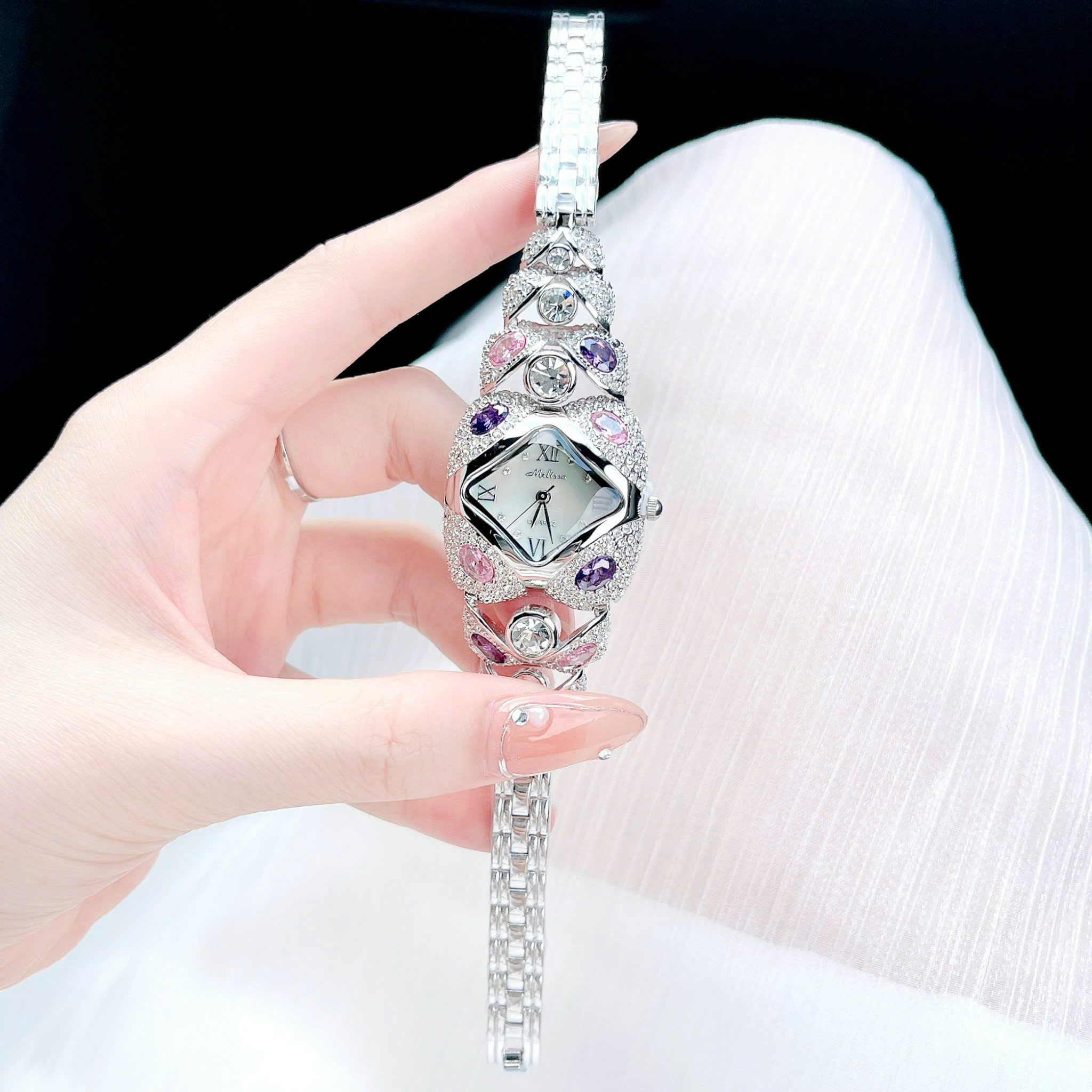 Đồng Hồ Melissa Mặt Vuông |Nữ Giới |Đính Đá Nhiều Màu |Lắc Tay Silver |Máy Pin (Quartz) |Size 38mm |donghogiatot.vn
