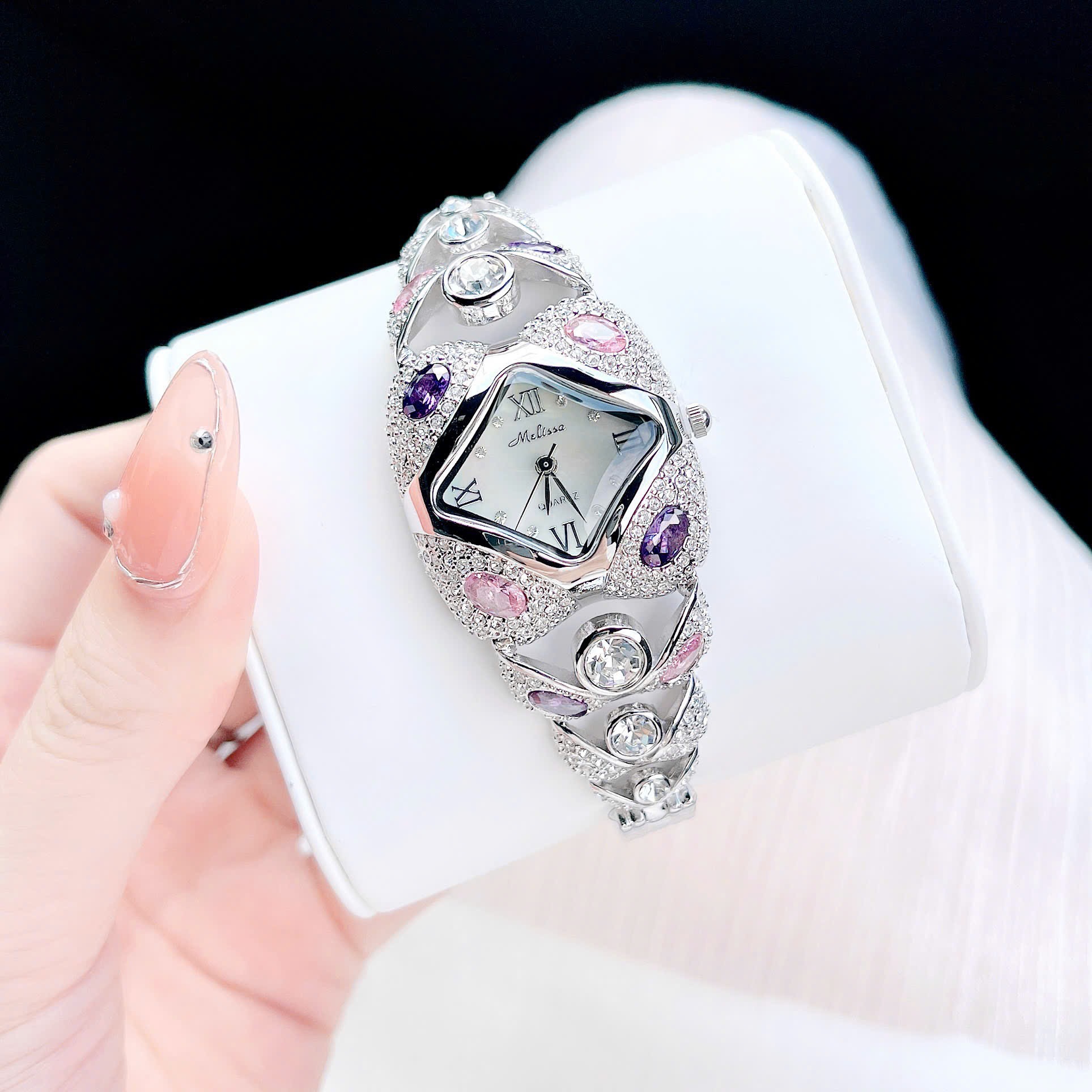 Đồng Hồ Melissa Mặt Vuông |Nữ Giới |Đính Đá Nhiều Màu |Lắc Tay Silver |Máy Pin (Quartz) |Size 38mm |donghogiatot.vn