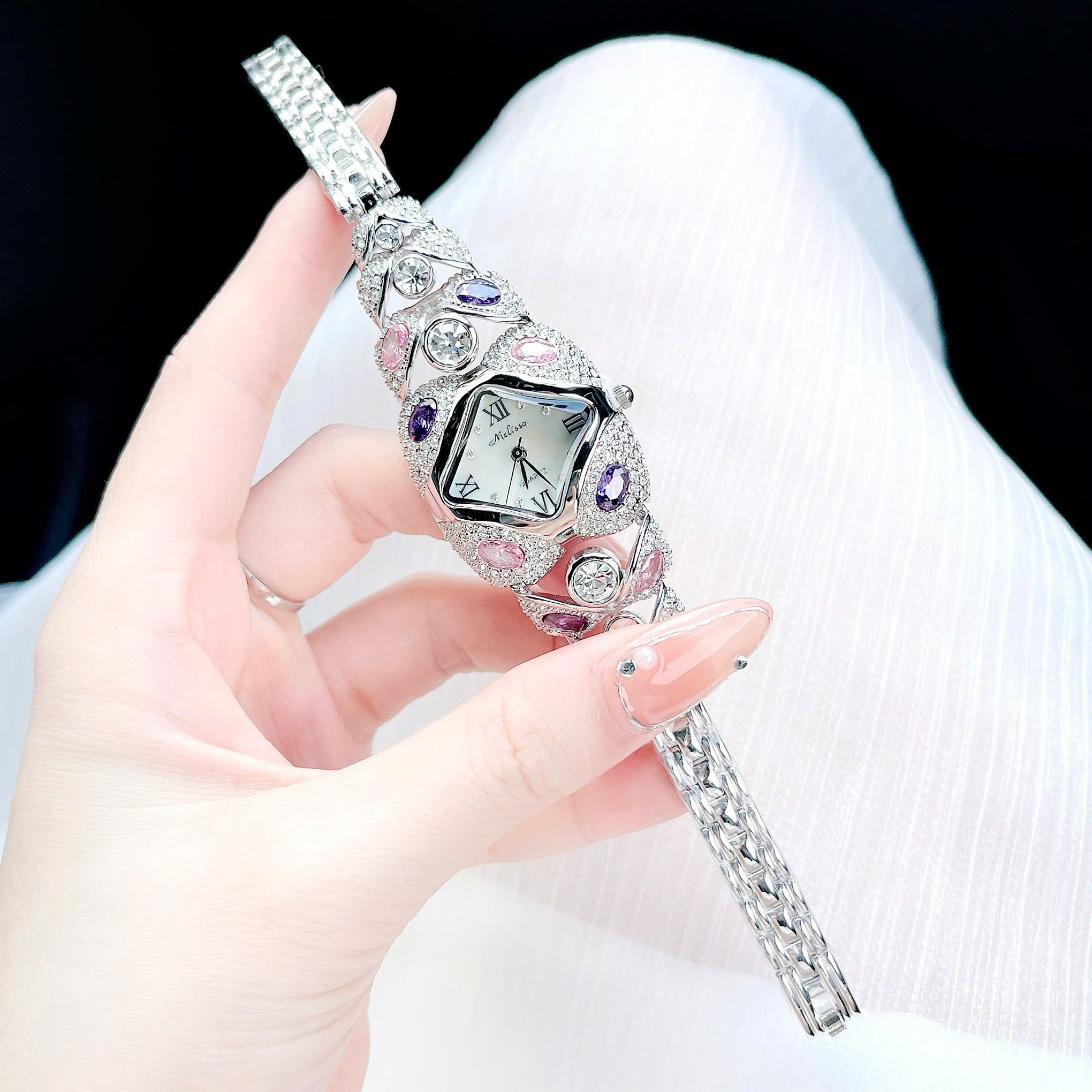 Đồng Hồ Melissa Mặt Vuông |Nữ Giới |Đính Đá Nhiều Màu |Lắc Tay Silver |Máy Pin (Quartz) |Size 38mm |donghogiatot.vn