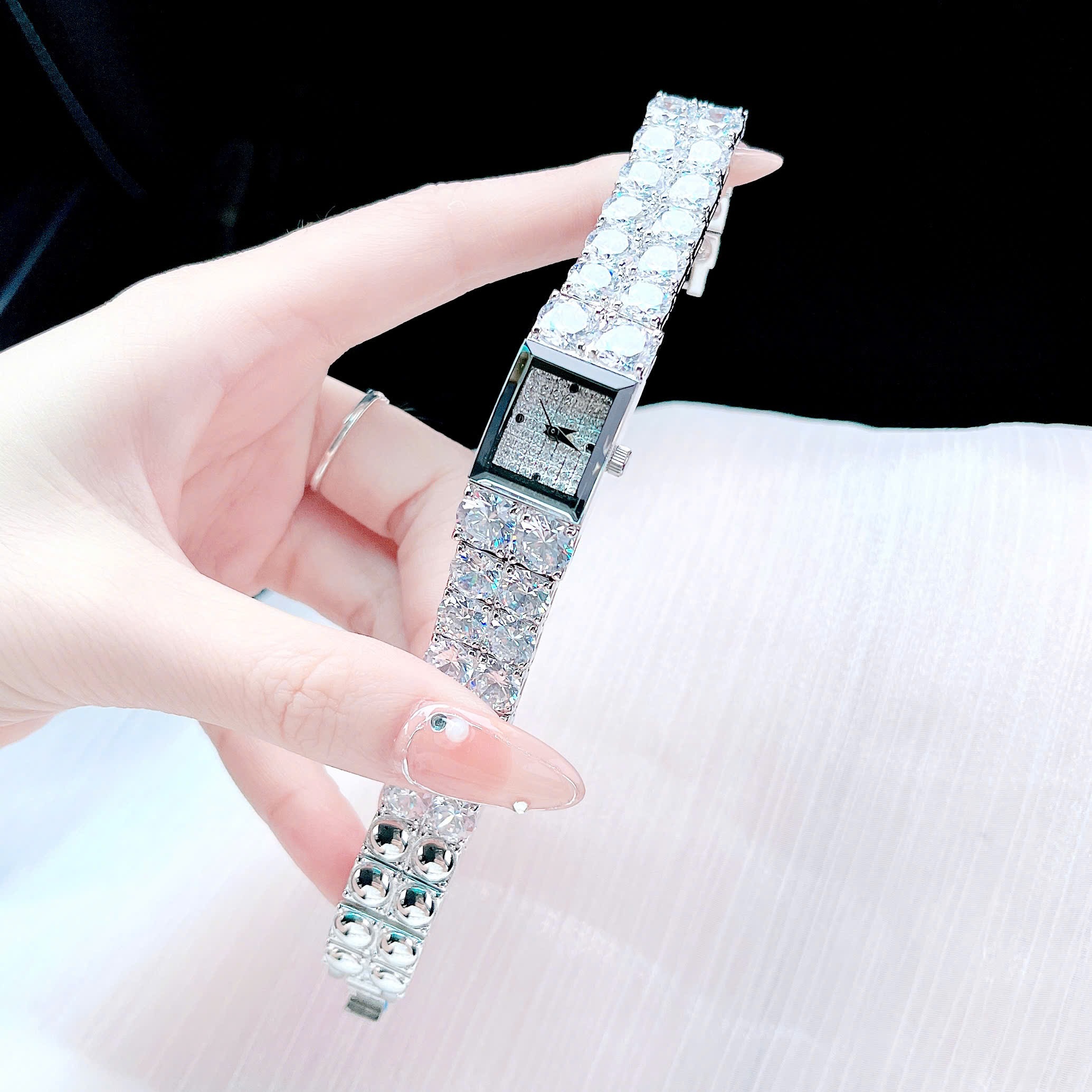 Đồng Hồ Melissa Mặt Vuông |Nữ Giới |Silver |Lắc Tay Đính Đá Swarovski |Máy Pin (Quartz) |Size 15x19mm |donghogiatot.vn