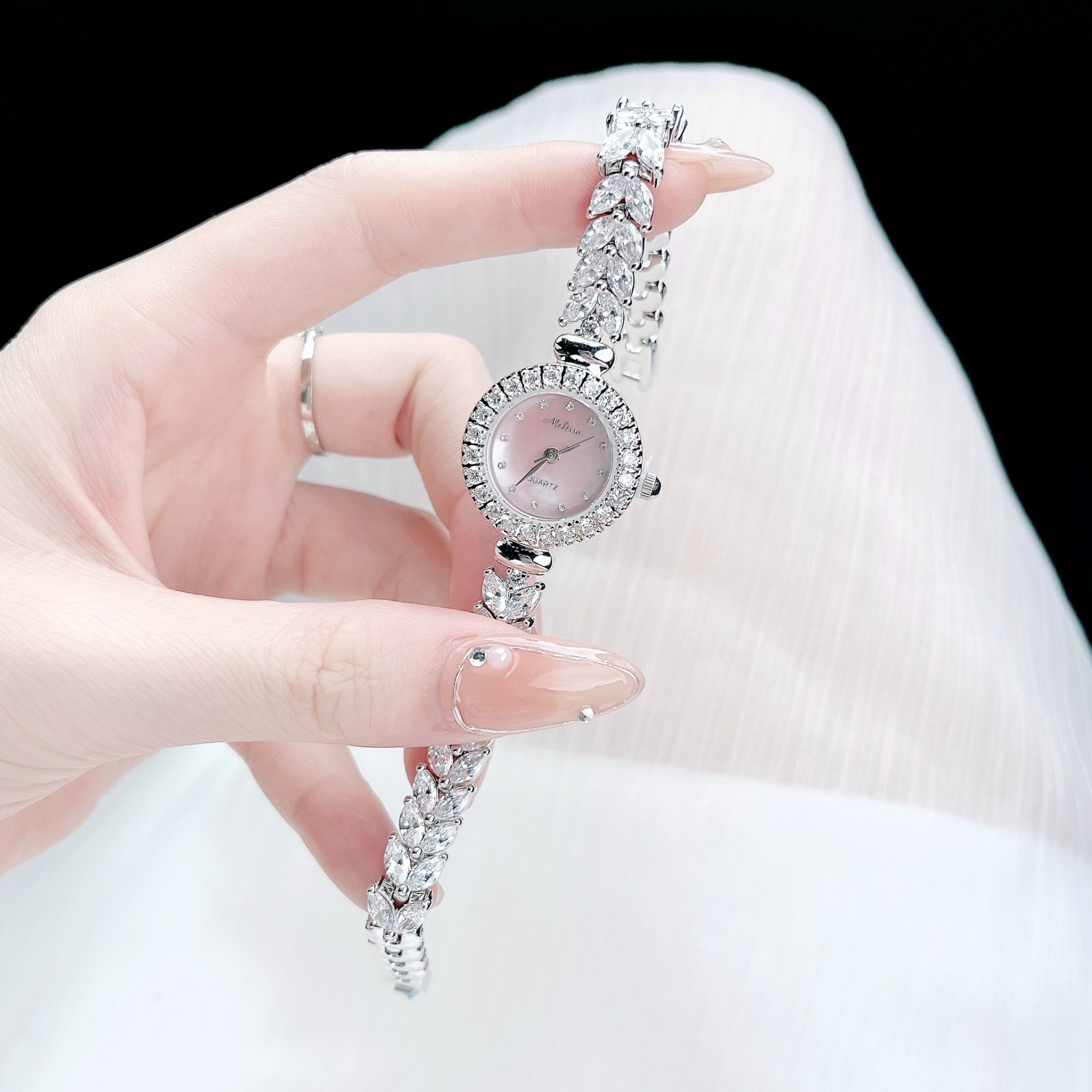 Đồng Hồ Melissa Mặt Xà Cừ Hồng |Nữ Giới |Silver |Lắc Tay Đính Pha Lê |Máy Pin (Quartz) |Size 26mm |donghogiatot.vn