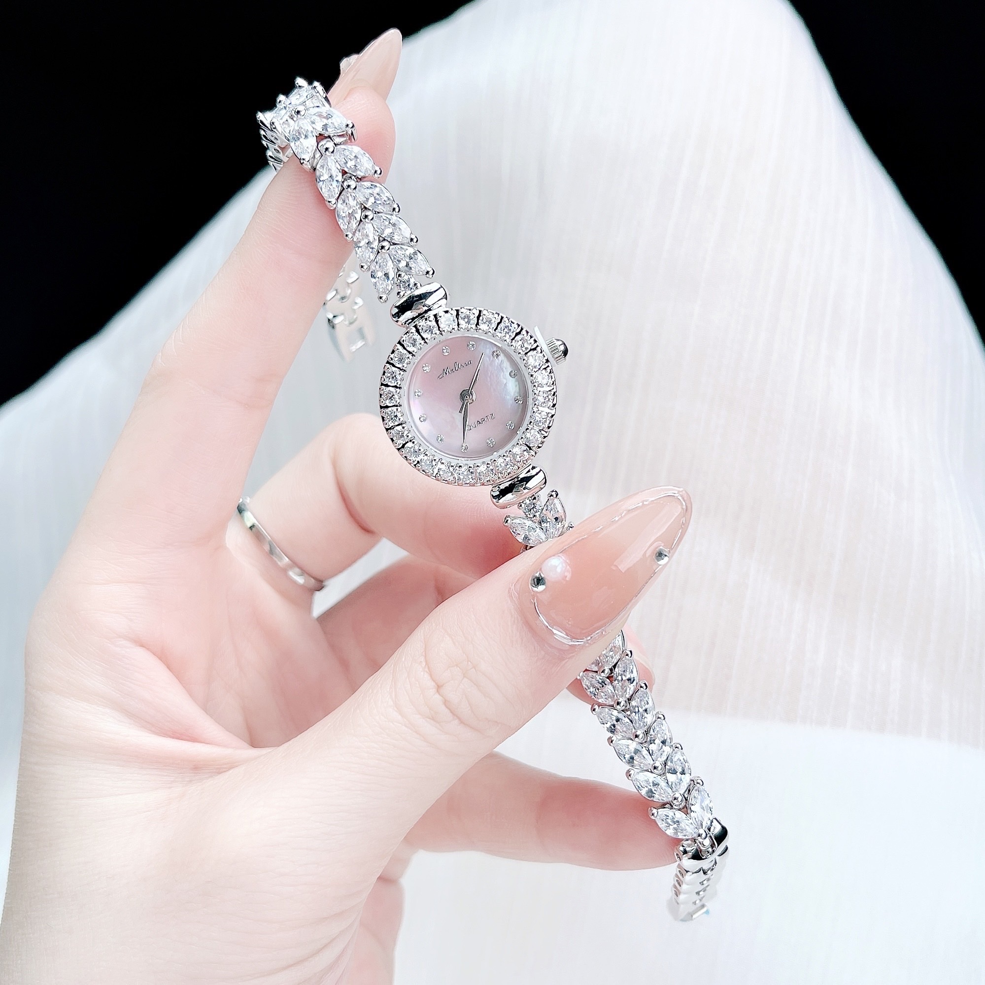 Đồng Hồ Melissa Mặt Xà Cừ Hồng |Nữ Giới |Silver |Lắc Tay Đính Pha Lê |Máy Pin (Quartz) |Size 26mm |donghogiatot.vn