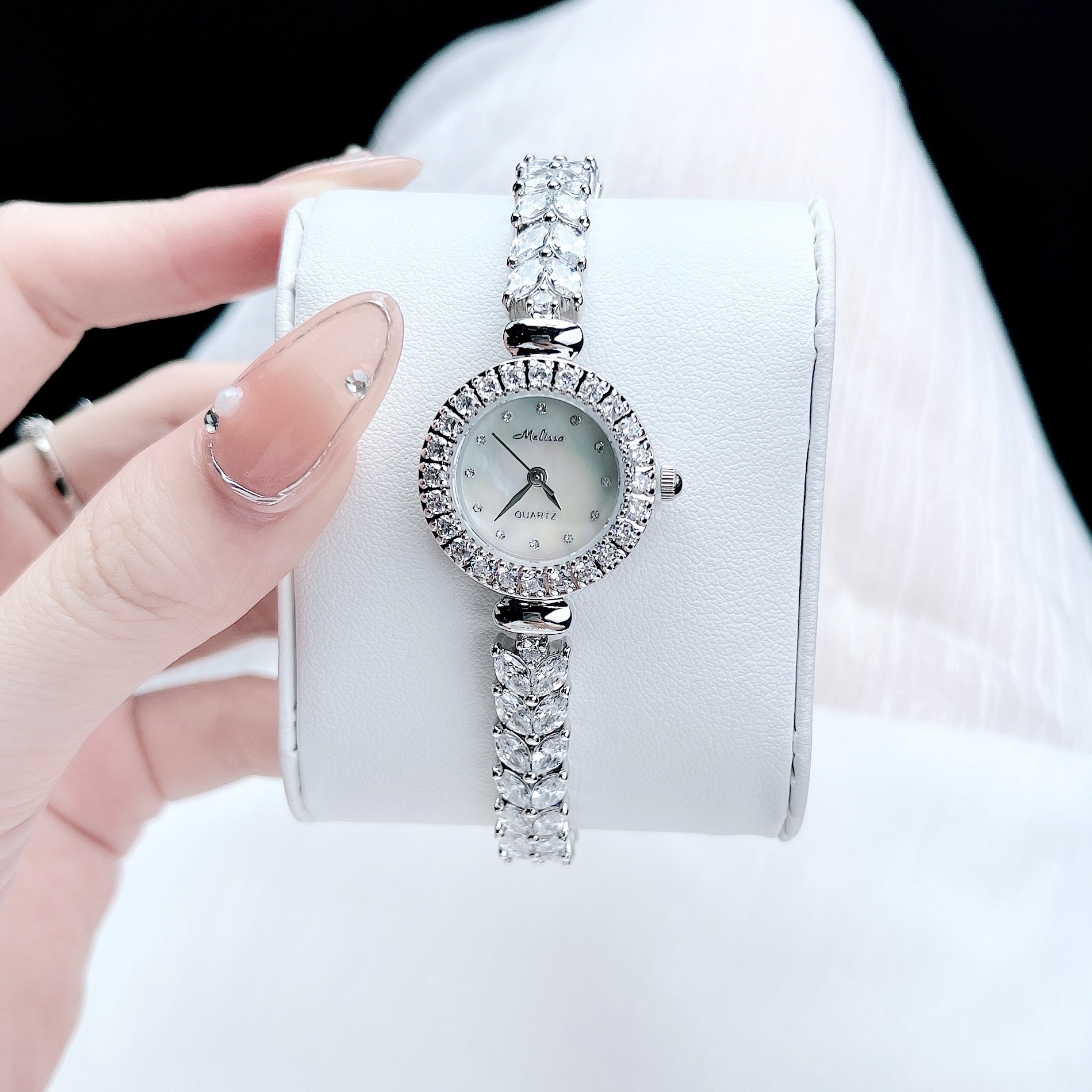 Đồng Hồ Melissa Mặt Xà Cừ |Nữ Giới |Trắng Silver |Lắc Tay Đính Pha Lê |Máy Pin (Quartz) |Size 26mm |donghogiatot.vn