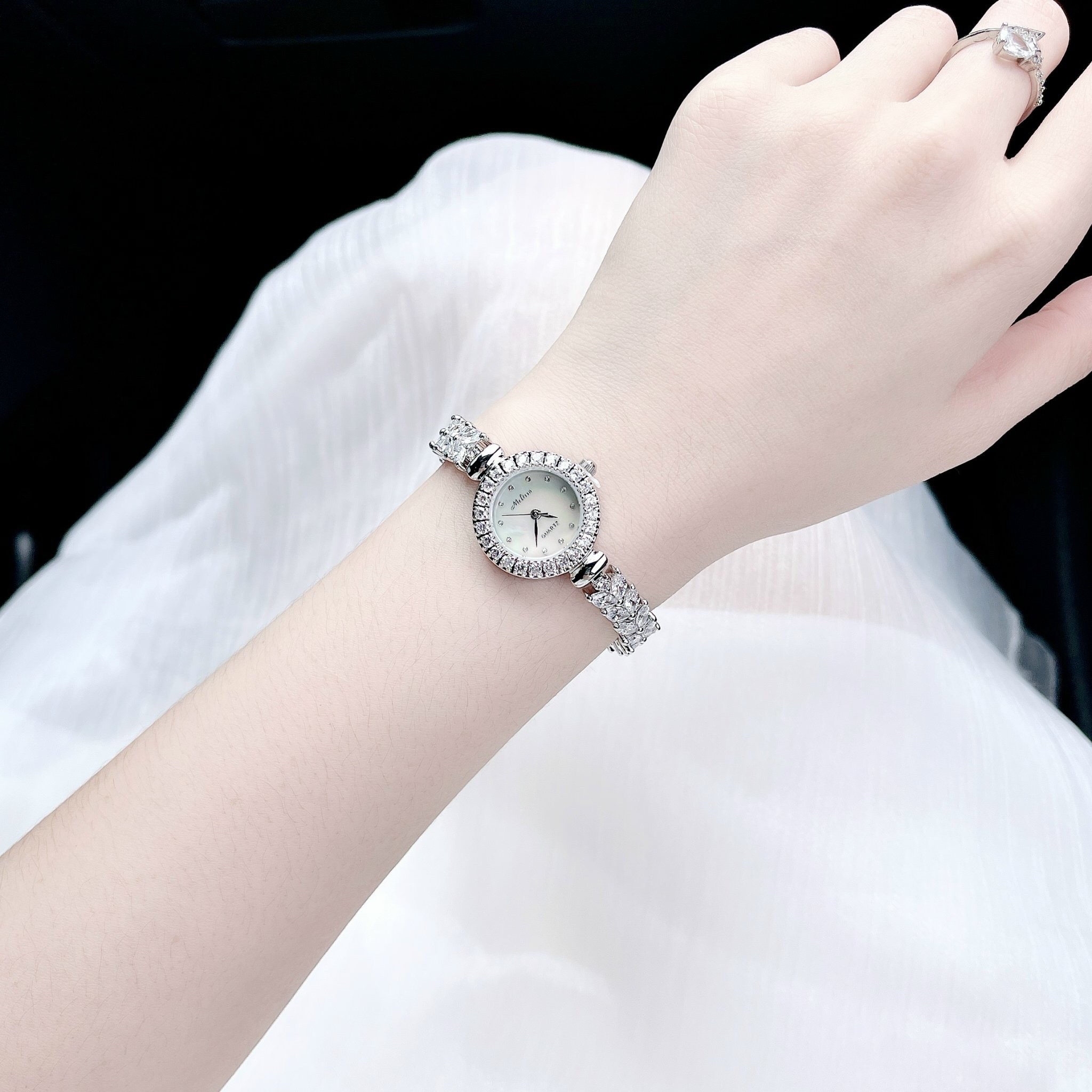 Đồng Hồ Melissa Mặt Xà Cừ |Nữ Giới |Trắng Silver |Lắc Tay Đính Pha Lê |Máy Pin (Quartz) |Size 26mm |donghogiatot.vn