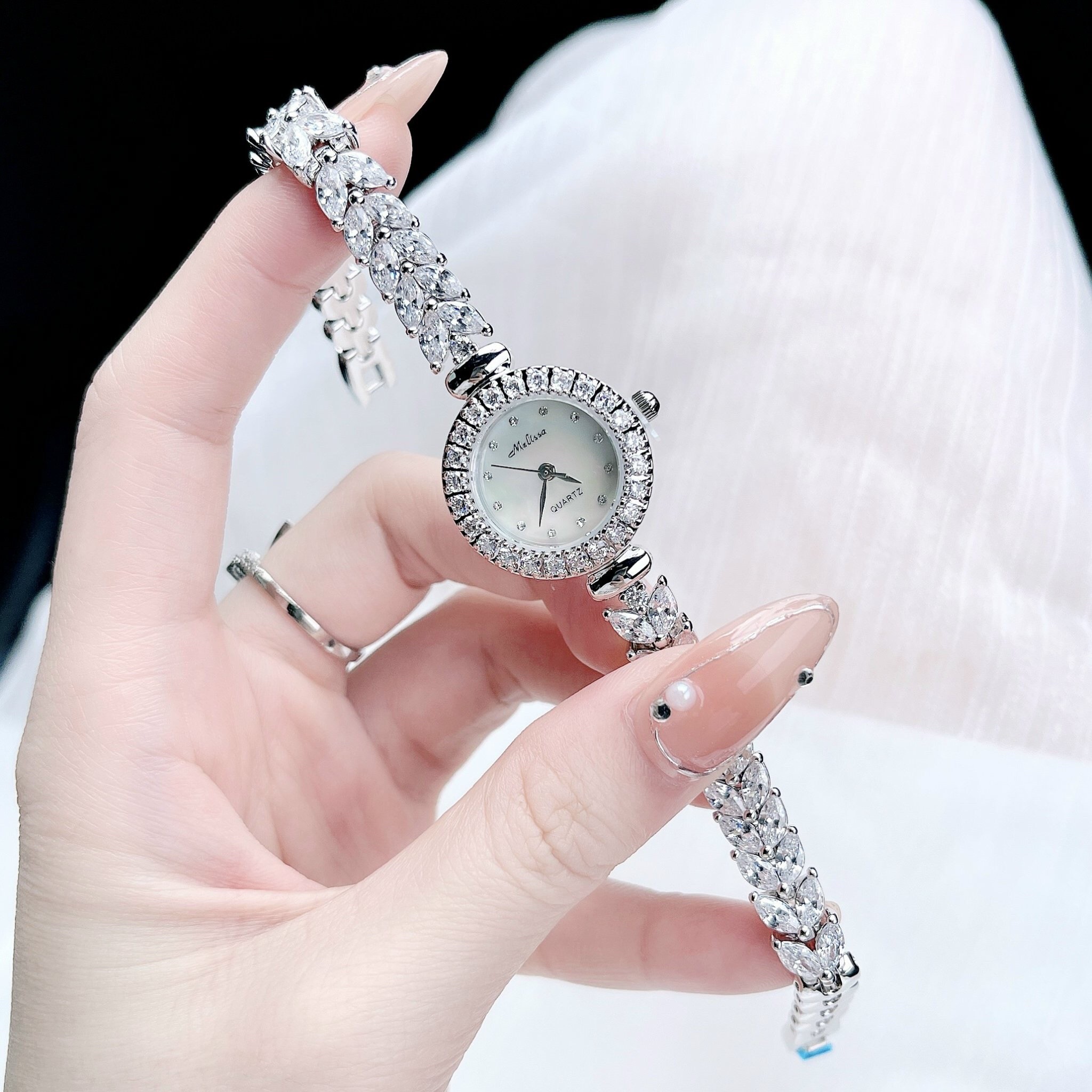 Đồng Hồ Melissa Mặt Xà Cừ |Nữ Giới |Trắng Silver |Lắc Tay Đính Pha Lê |Máy Pin (Quartz) |Size 26mm |donghogiatot.vn