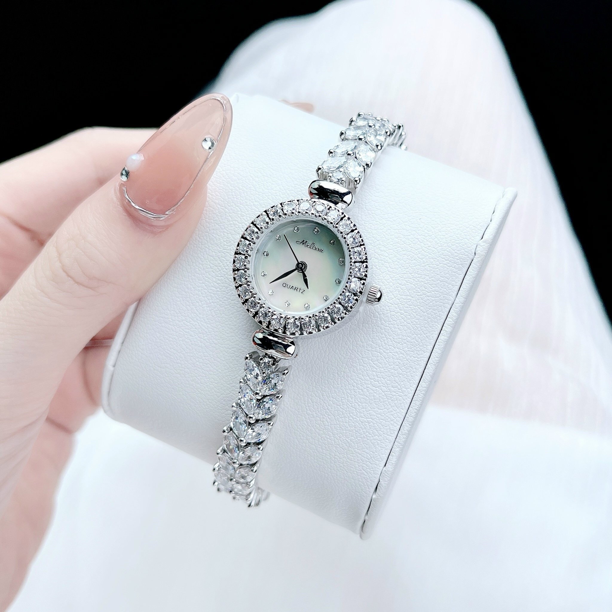 Đồng Hồ Melissa Mặt Xà Cừ |Nữ Giới |Trắng Silver |Lắc Tay Đính Pha Lê |Máy Pin (Quartz) |Size 26mm |donghogiatot.vn