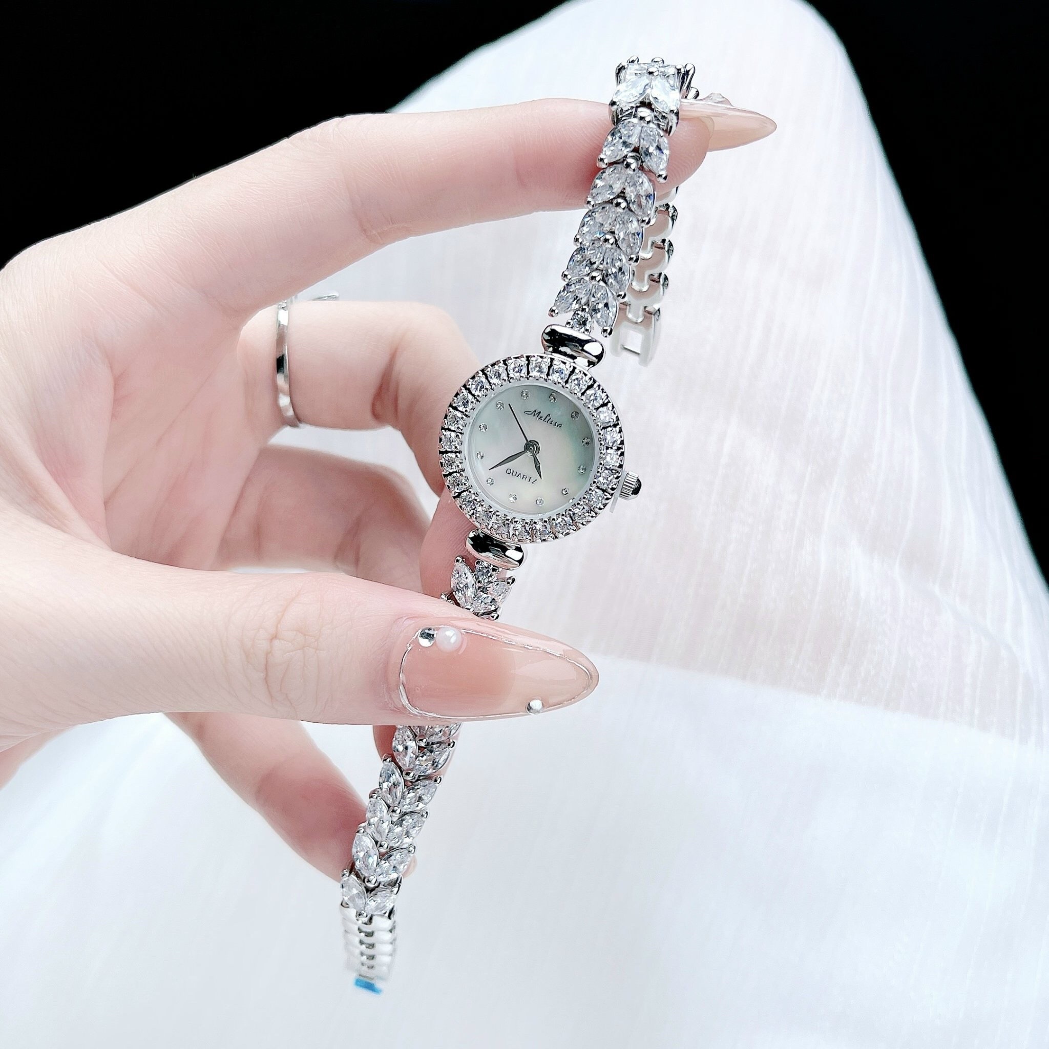 Đồng Hồ Melissa Mặt Xà Cừ |Nữ Giới |Trắng Silver |Lắc Tay Đính Pha Lê |Máy Pin (Quartz) |Size 26mm |donghogiatot.vn