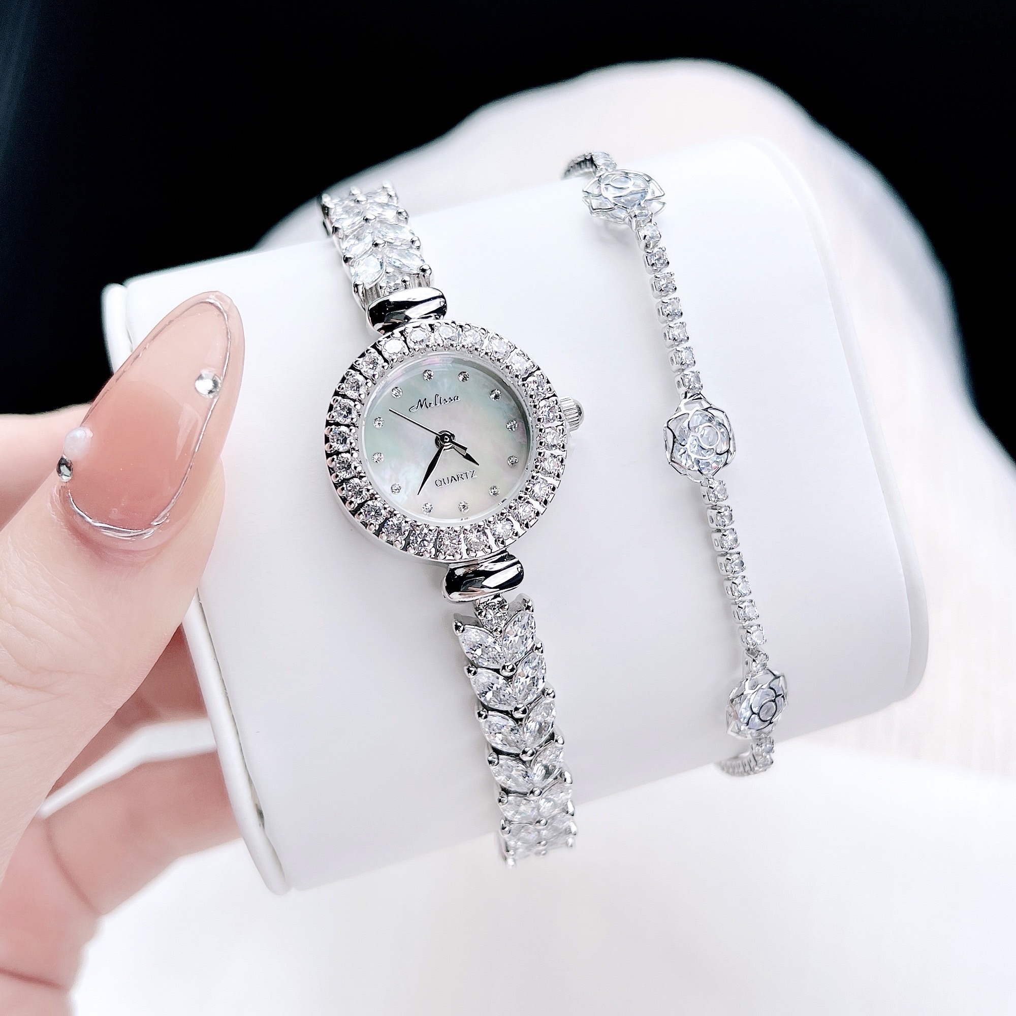 Đồng Hồ Melissa Mặt Xà Cừ |Nữ Giới |Trắng Silver |Lắc Tay Đính Pha Lê |Máy Pin (Quartz) |Size 26mm |donghogiatot.vn