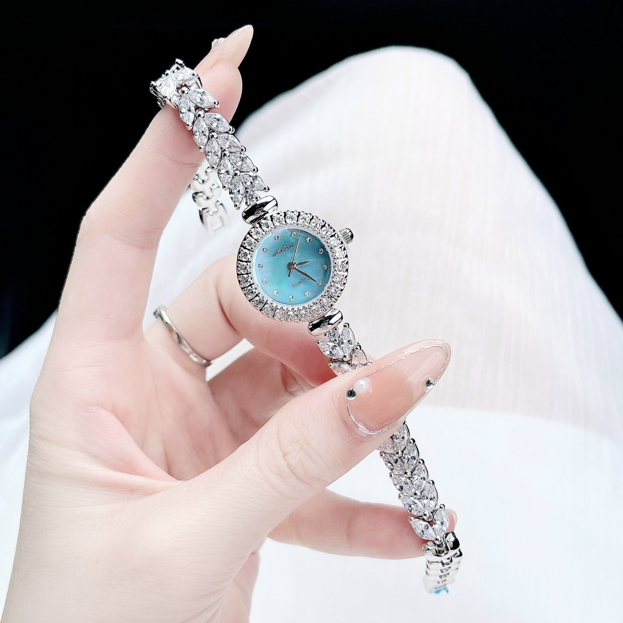 Đồng Hồ Melissa Mặt Xà Cừ Xanh |Nữ Giới |Silver |Lắc Tay Đính Pha Lê |Máy Pin (Quartz) |Size 26mm |donghogiatot.vn