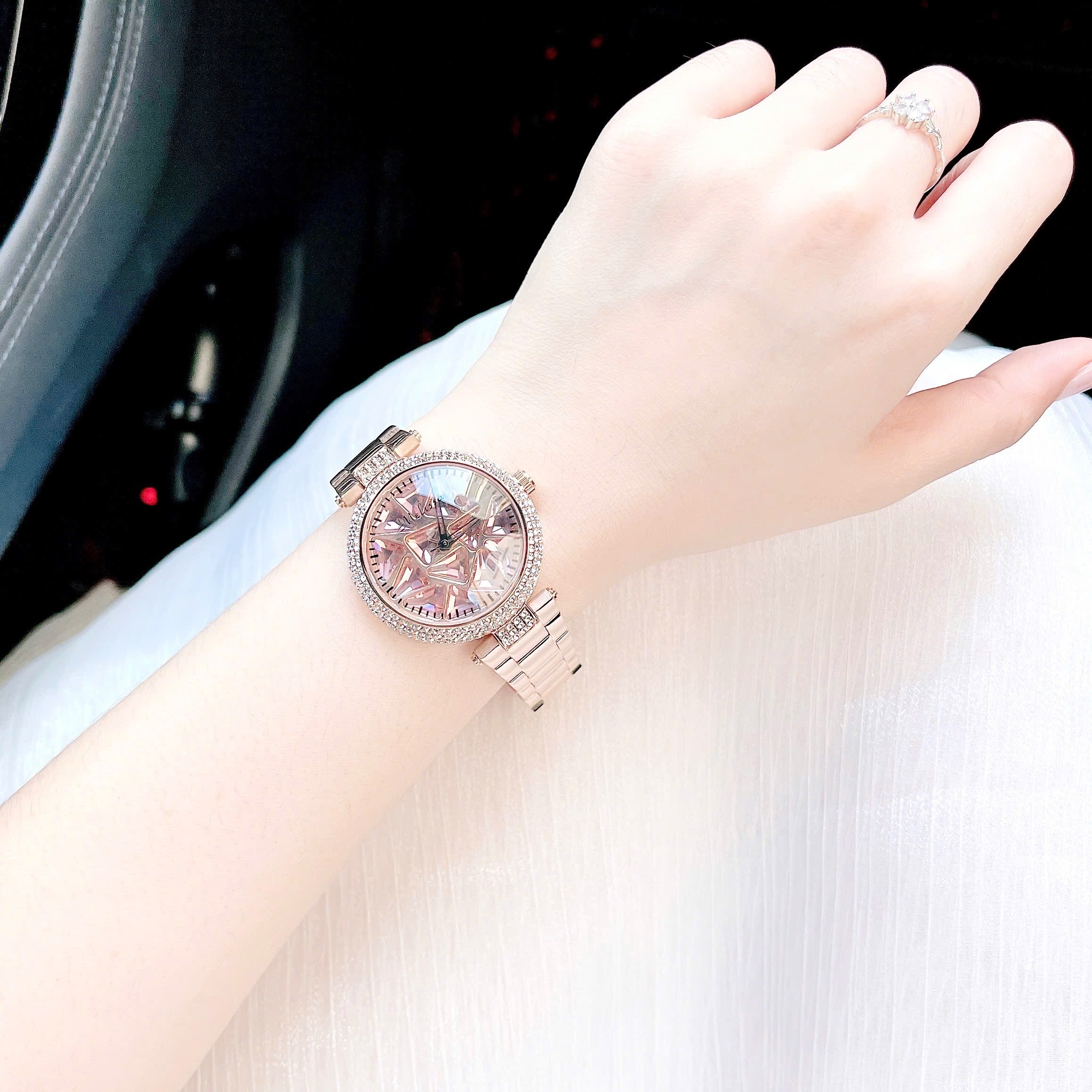 Đồng Hồ Melissa Mặt Xoay |Nữ Giới |Đính Pha Lê Hồng |Dây Kim Loại Rose Gold |Máy Pin (Quartz) |Size 35mm |donghogiatot.vn