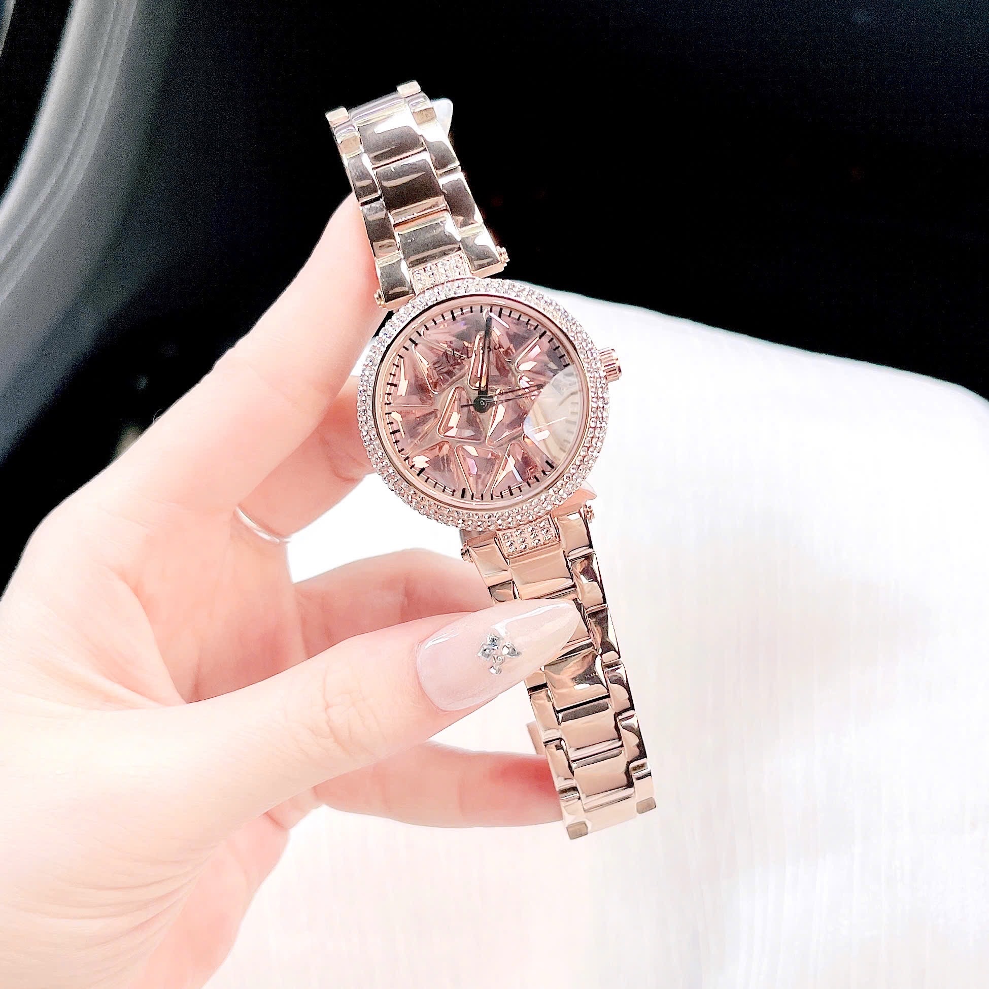 Đồng Hồ Melissa Mặt Xoay |Nữ Giới |Đính Pha Lê Hồng |Dây Kim Loại Rose Gold |Máy Pin (Quartz) |Size 35mm |donghogiatot.vn