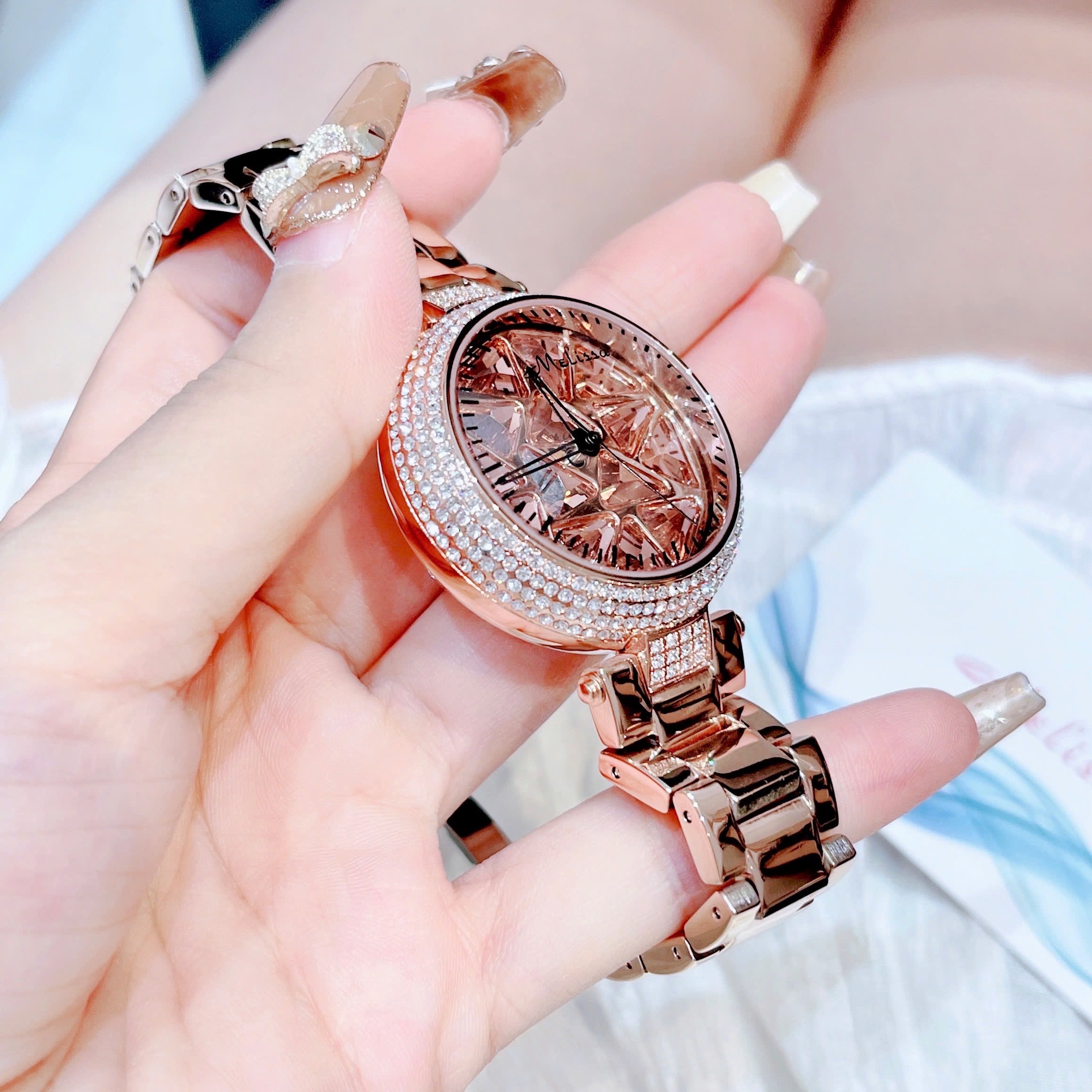 Đồng Hồ Melissa Mặt Xoay |Nữ Giới |Đính Pha Lê Hồng |Dây Kim Loại Rose Gold |Máy Pin (Quartz) |Size 35mm |donghogiatot.vn