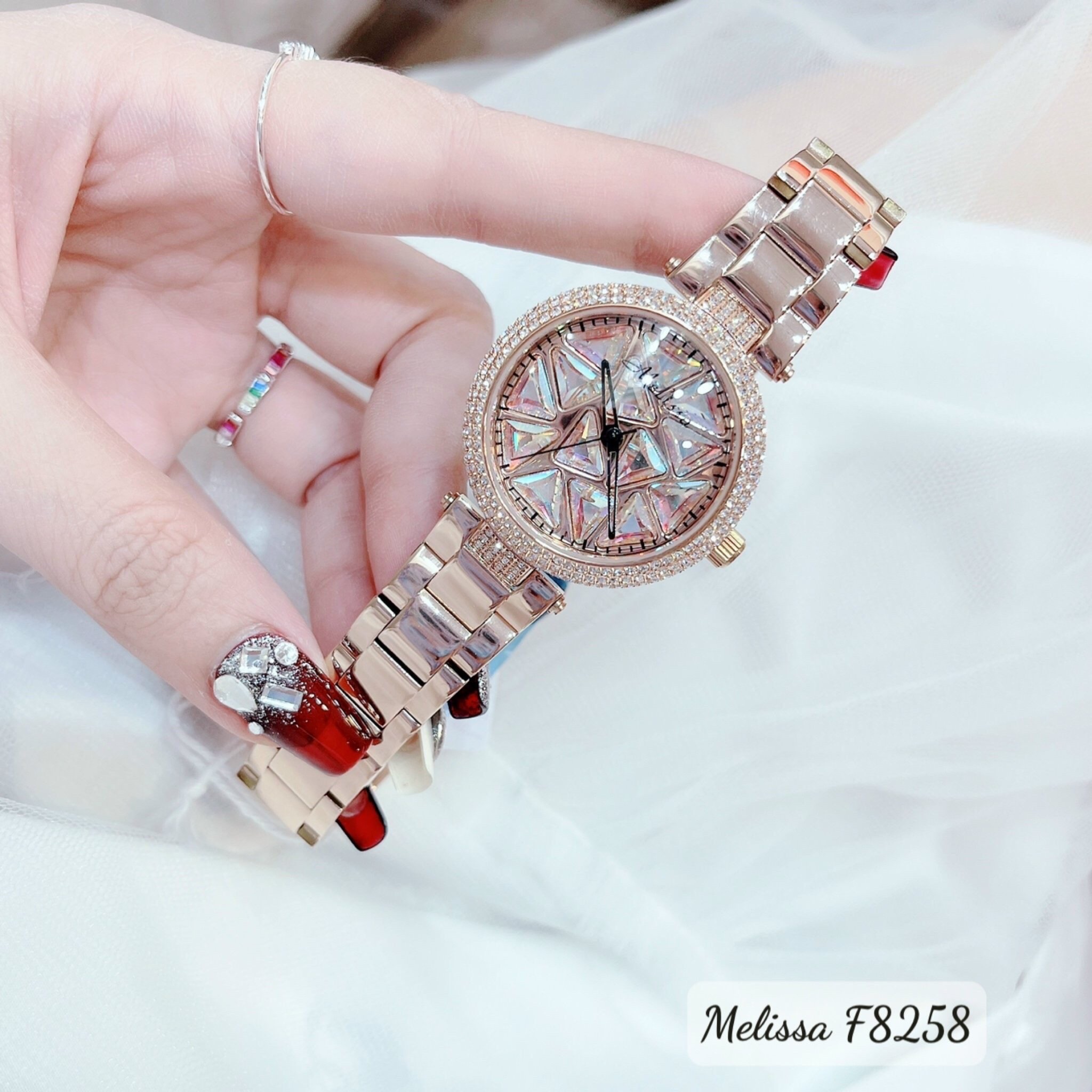Đồng Hồ Melissa Mặt Xoay |Nữ Giới |Đính Pha Lê Màu |Dây Kim Loại Rose Gold |Máy Pin (Quartz) |Size 35mm |donghogiatot.vn