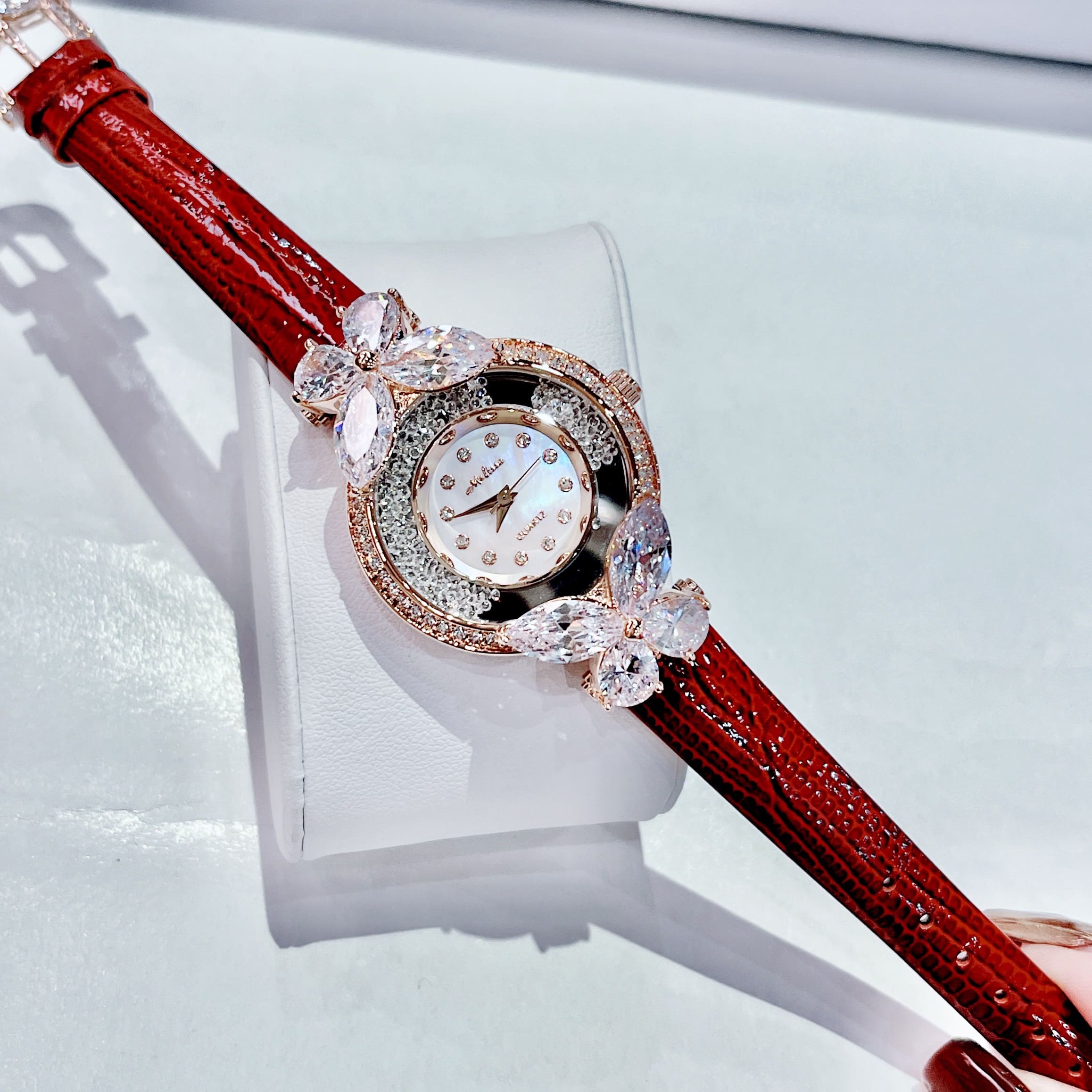 Đồng Hồ Melissa Hình Bướm |Nữ Giới |Pha Lê |Rose Gold |Dây Da Đỏ |Máy Pin (Quartz) |Size 30mm |donghogiatot.vn