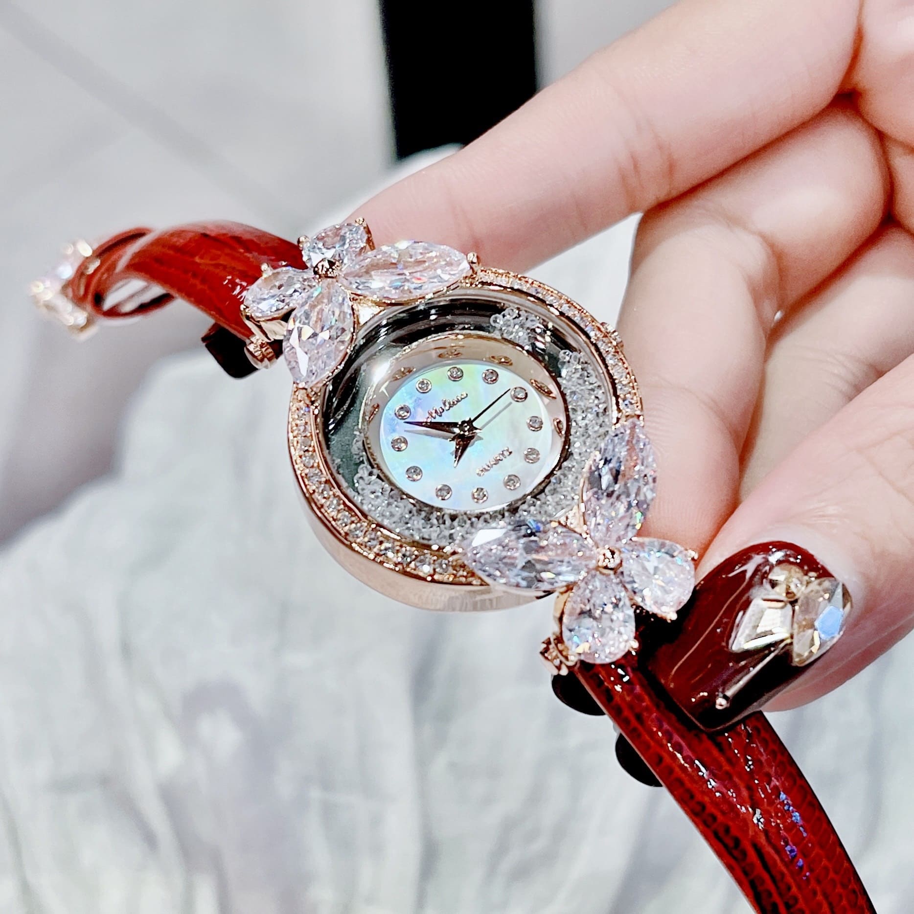 Đồng Hồ Melissa Hình Bướm |Nữ Giới |Pha Lê |Rose Gold |Dây Da Đỏ |Máy Pin (Quartz) |Size 30mm |donghogiatot.vn