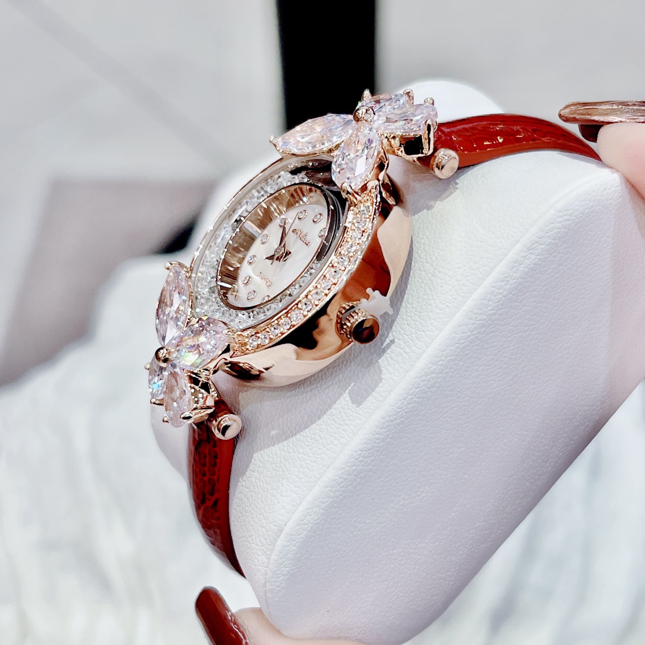 Đồng Hồ Melissa Hình Bướm |Nữ Giới |Pha Lê |Rose Gold |Dây Da Đỏ |Máy Pin (Quartz) |Size 30mm |donghogiatot.vn