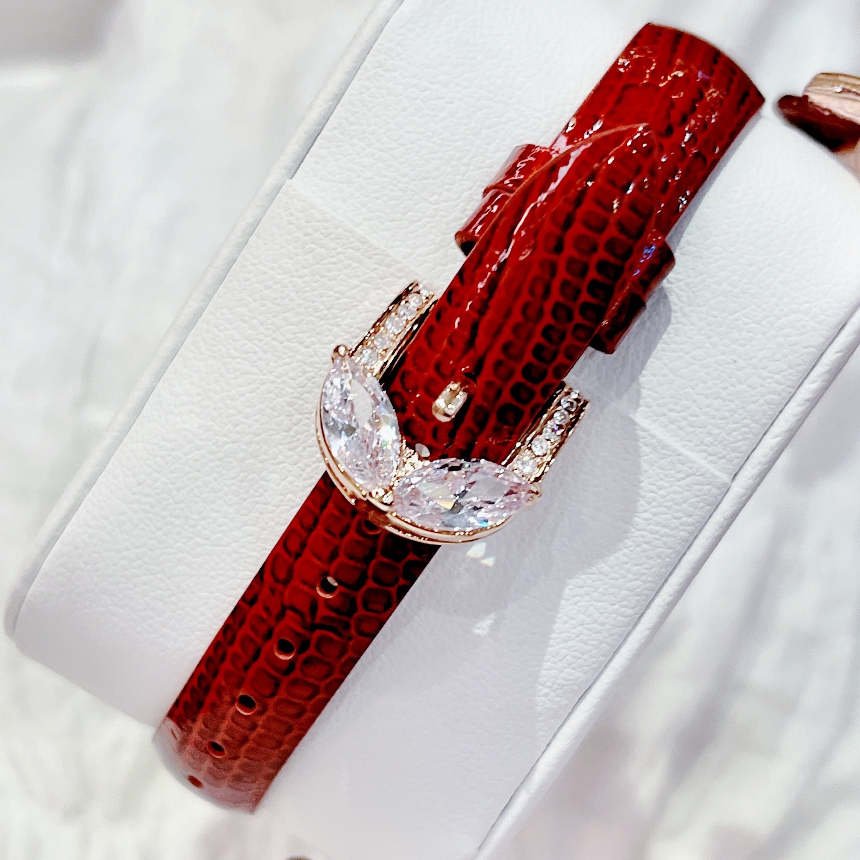 Đồng Hồ Melissa Hình Bướm |Nữ Giới |Pha Lê |Rose Gold |Dây Da Đỏ |Máy Pin (Quartz) |Size 30mm |donghogiatot.vn