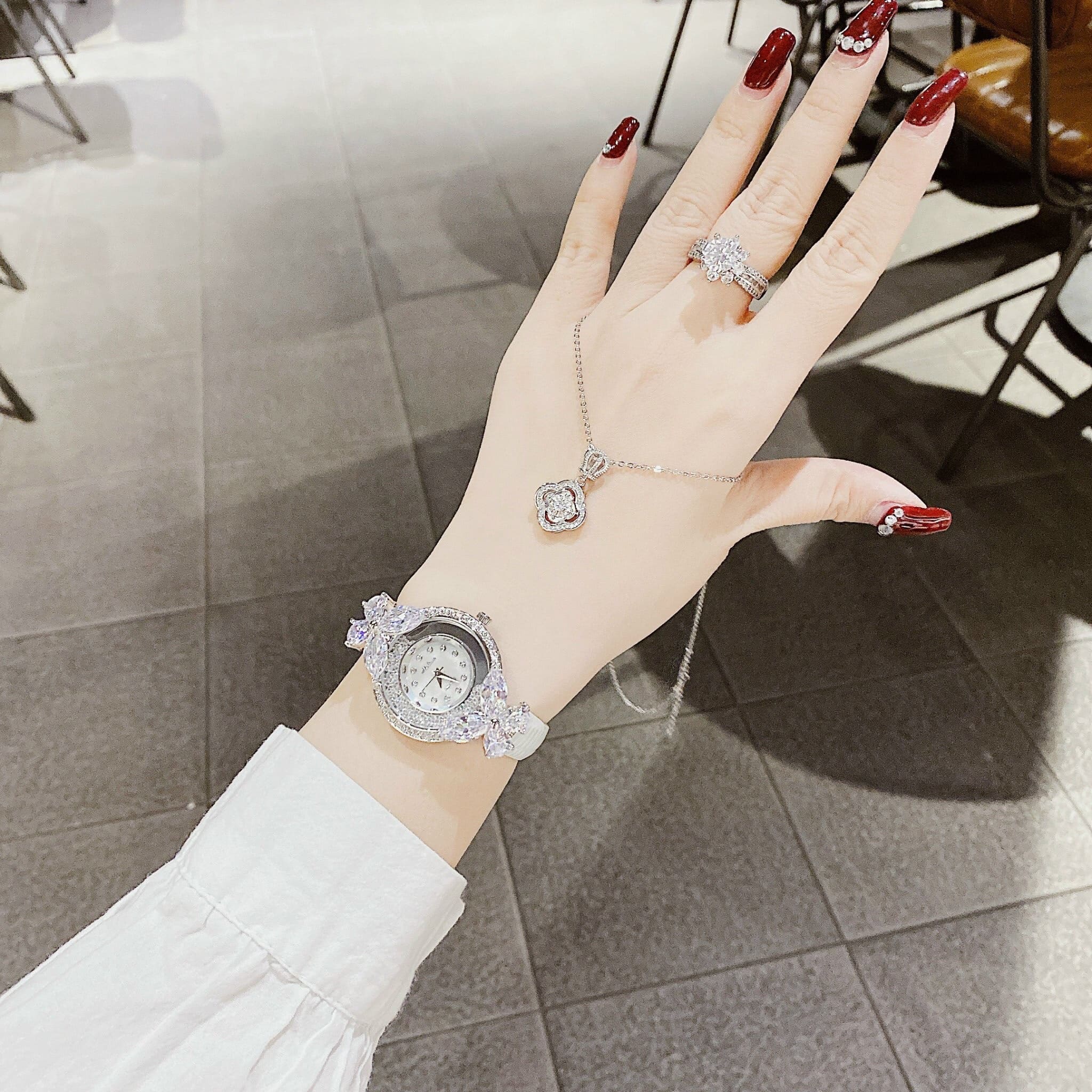 Đồng Hồ Melissa Hình Bướm |Nữ Giới |Pha Lê |Trắng Silver |Dây Da Trắng |Máy Pin (Quartz) |Size Vừa Tay 30mm |Donghogiatot.vn