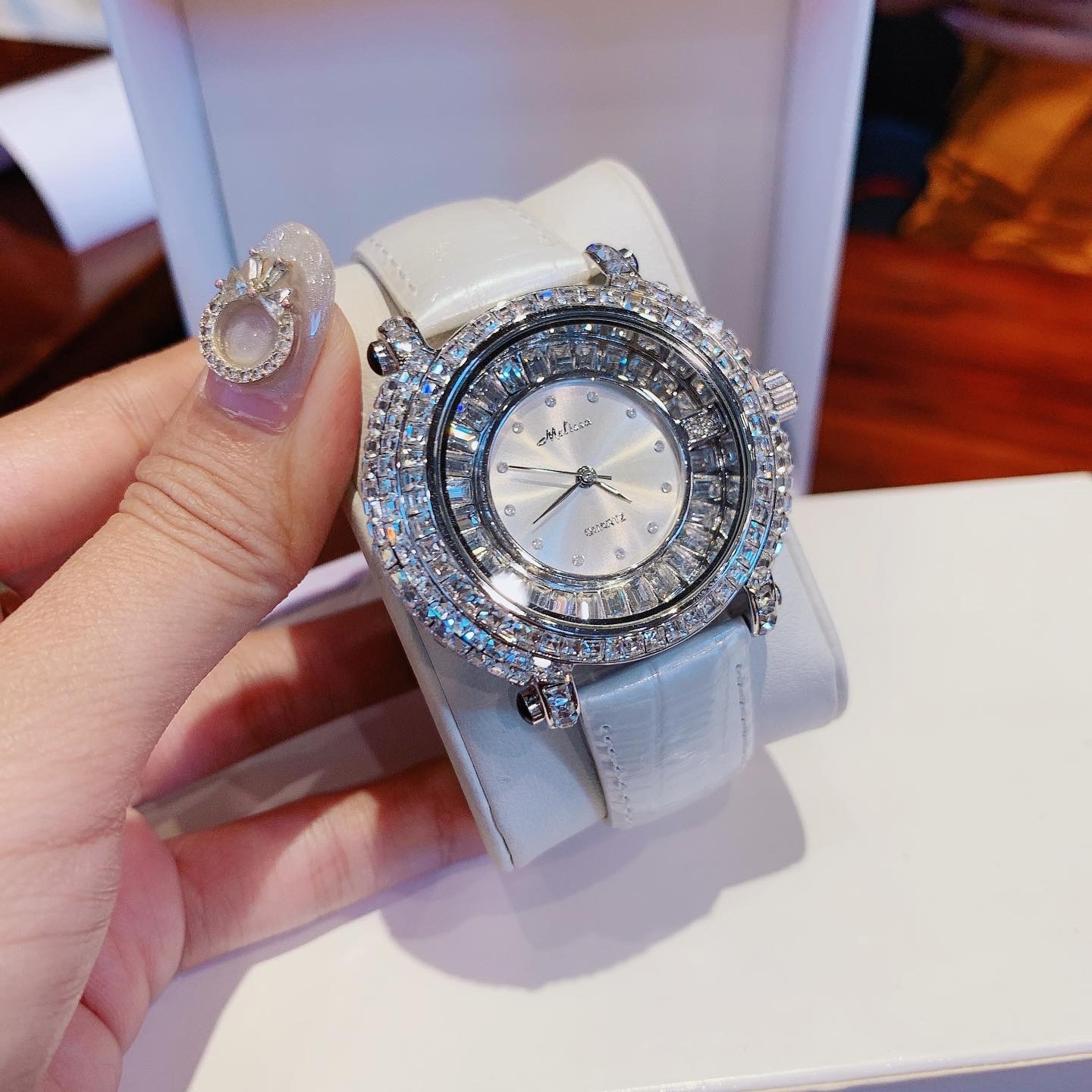 Đồng Hồ Melissa Silver |Nữ Giới |Full Đá |Dây Da Trắng |Máy Pin (Quartz) |Size 35mm |donghogiatot.vn