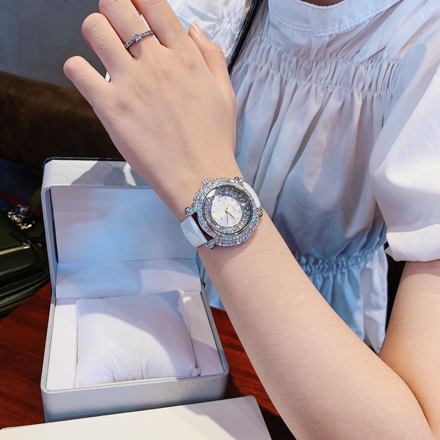 Đồng Hồ Melissa Silver |Nữ Giới |Full Đá |Dây Da Trắng |Máy Pin (Quartz) |Size 35mm |donghogiatot.vn