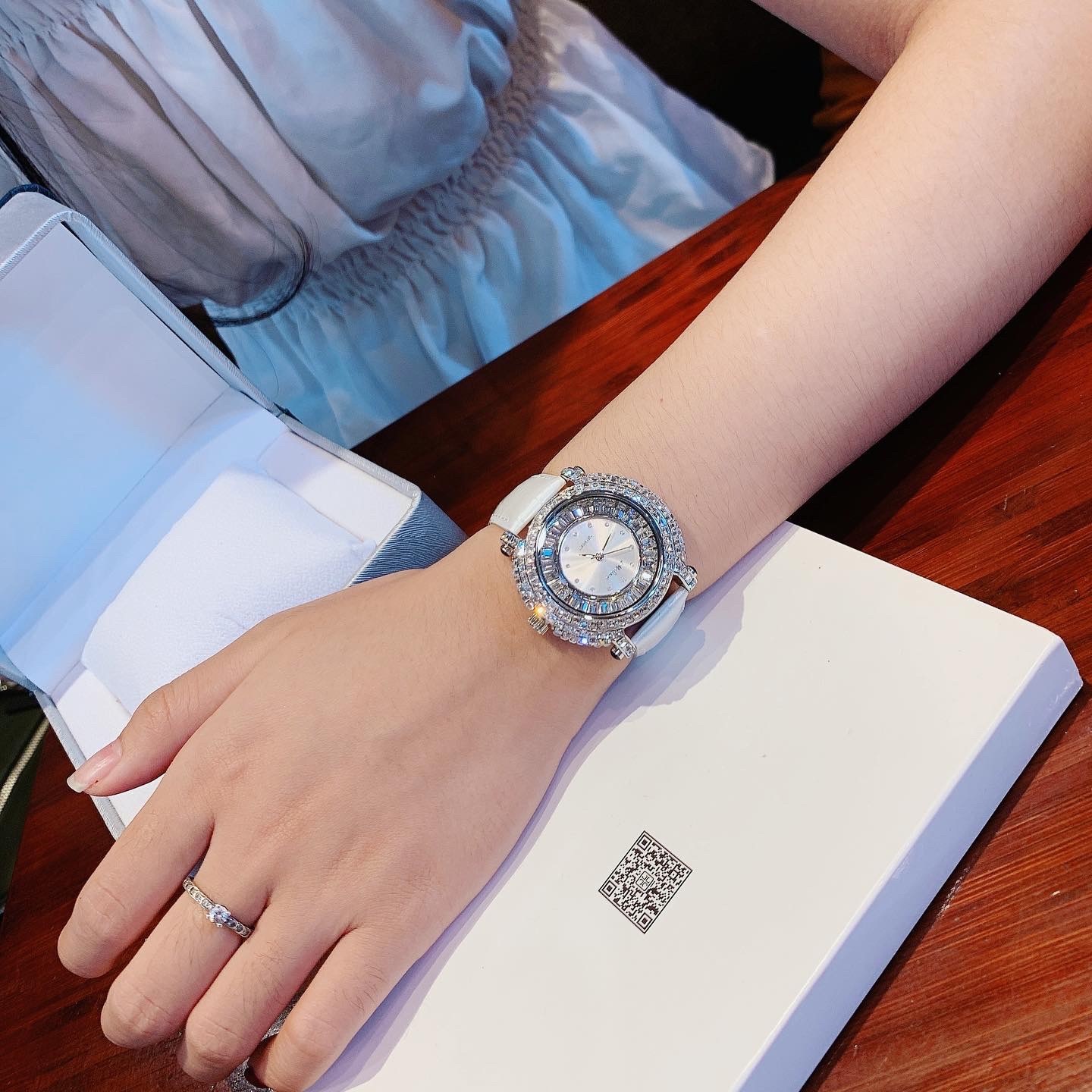 Đồng Hồ Melissa Silver |Nữ Giới |Full Đá |Dây Da Trắng |Máy Pin (Quartz) |Size 35mm |donghogiatot.vn