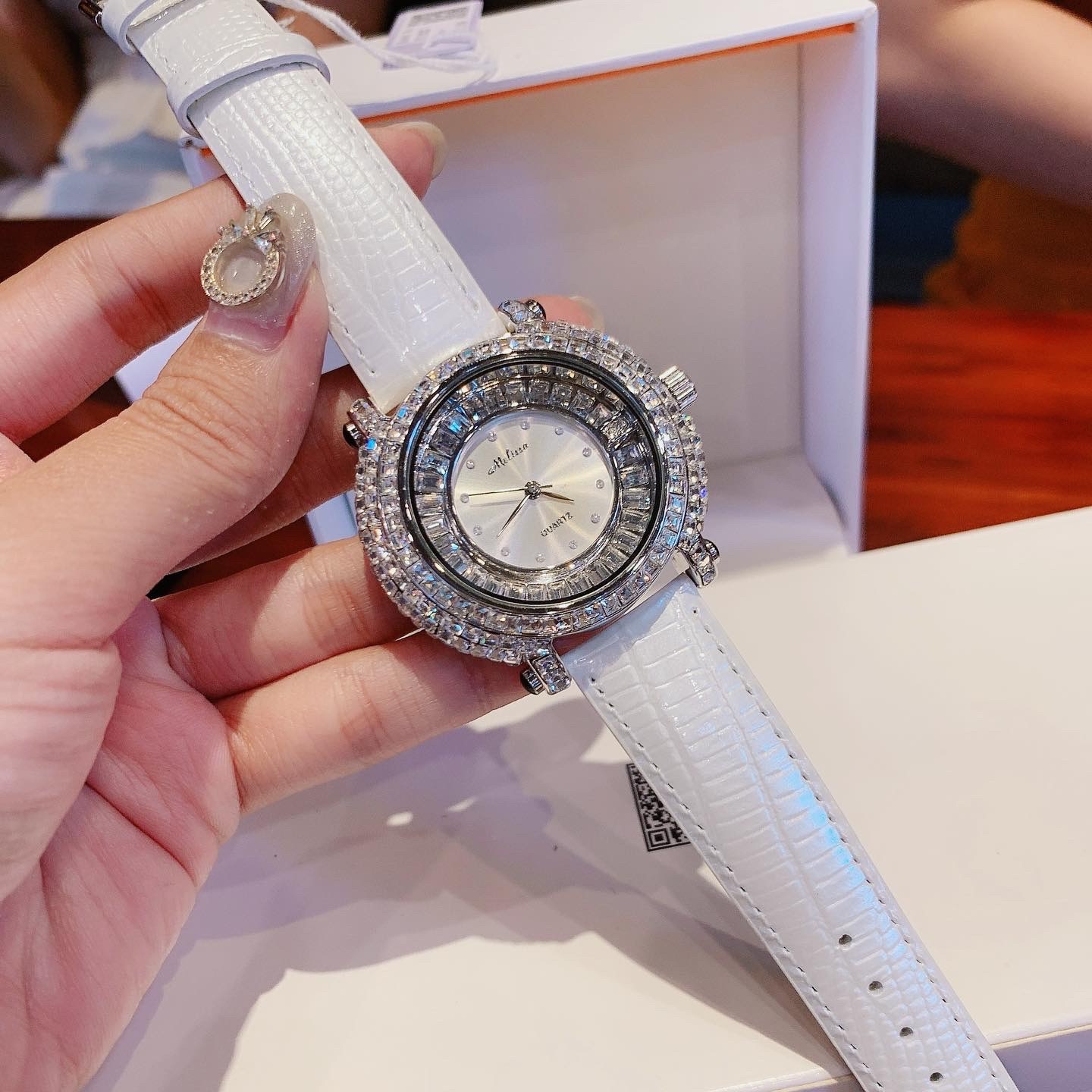 Đồng Hồ Melissa Silver |Nữ Giới |Full Đá |Dây Da Trắng |Máy Pin (Quartz) |Size 35mm |donghogiatot.vn