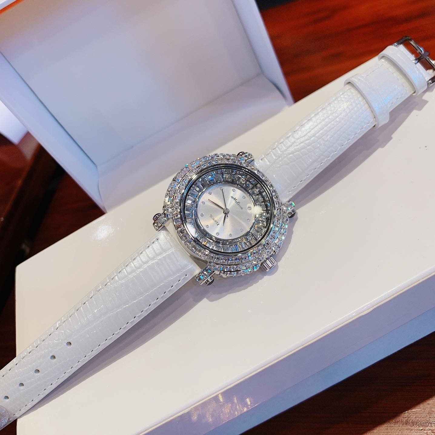 Đồng Hồ Melissa Silver |Nữ Giới |Full Đá |Dây Da Trắng |Máy Pin (Quartz) |Size 35mm |donghogiatot.vn