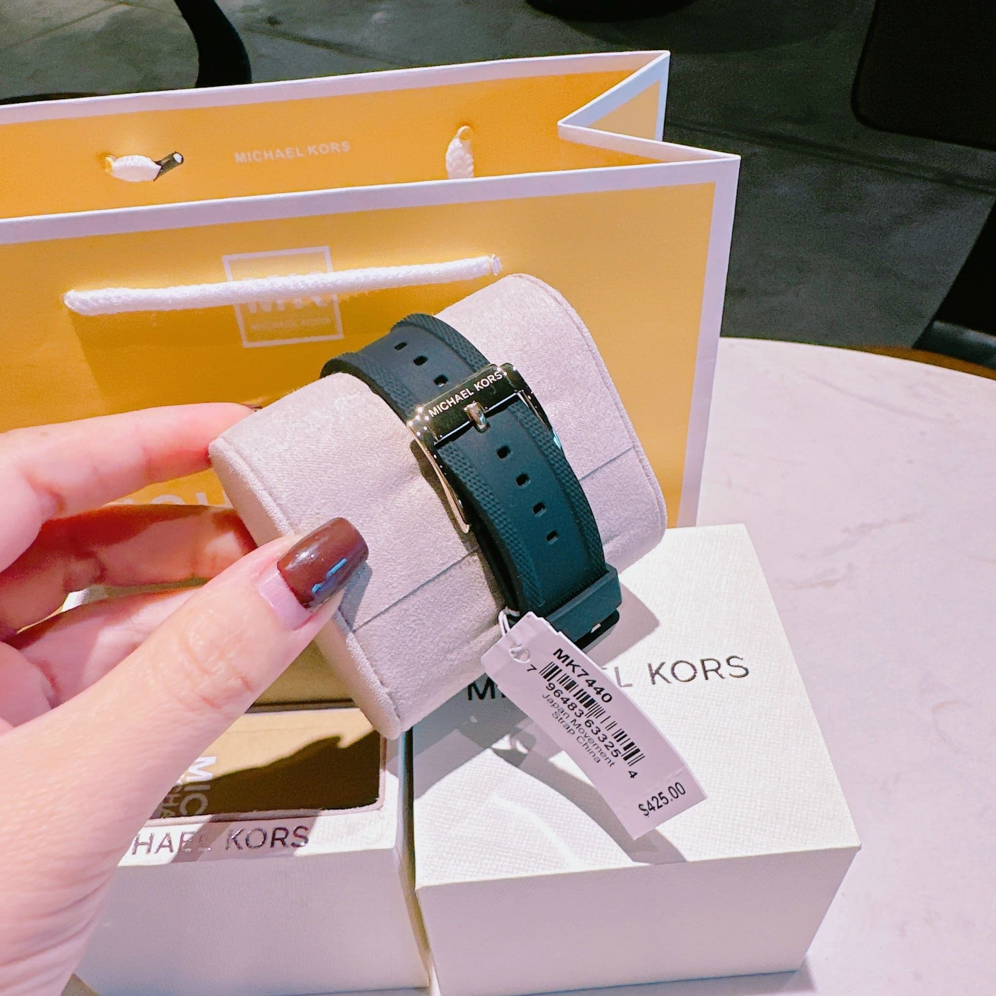 Đồng Hồ Michael Kors Everest |Unisex |Vàng Gold |Dây Cao Su Đen |Máy Pin (Quartz) |Size 42mm |donghogiatot.vn