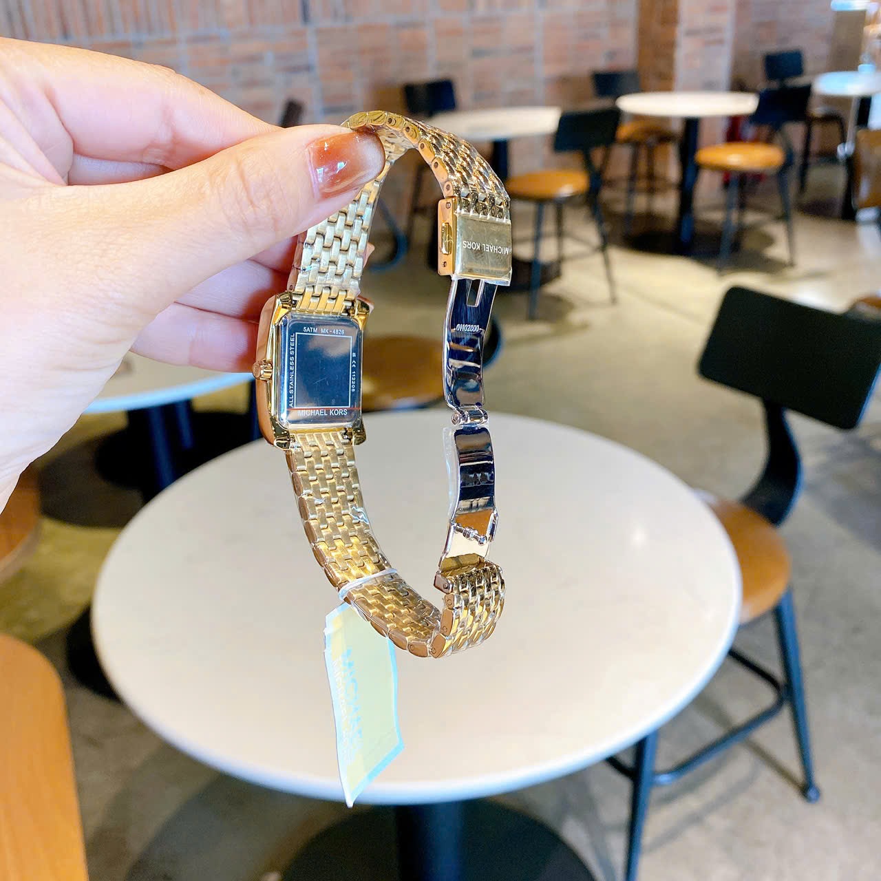 Đồng Hồ Micheal Kors Emery |Nữ Giới |Mặt Màu Trắng |Dây Kim Loại Vàng Gold |Máy Pin (Quartz) |Size 33x37mm |donghogiatot.vn