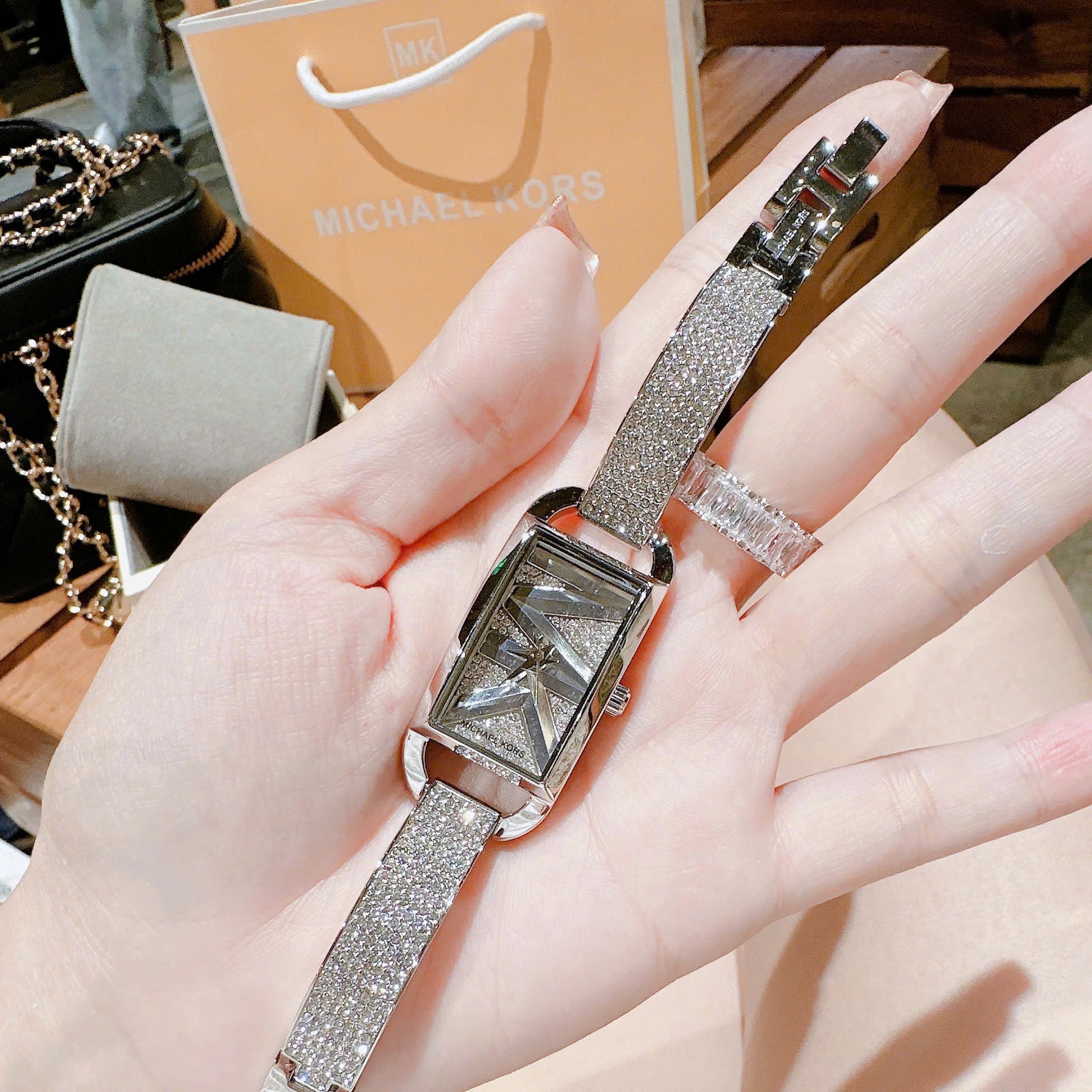 Đồng Hồ Michael Kors Empire |Nữ Giới |Mặt Chữ Nhật |Dây Lưới Silver |Máy Pin (Quartz) |Size 28x34mm |donghogiatot.vn