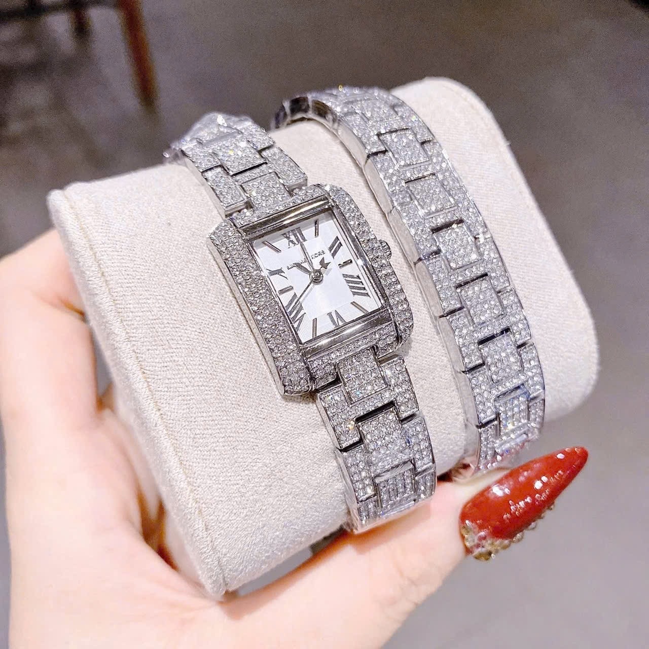 Đồng Hồ Micheal Kors Emery |Nữ Giới |Mặt Vuông |Dây Kim Loại Full Đá Silver |Máy Pin (Quartz) |Size 32mm |donghogiatot.vn