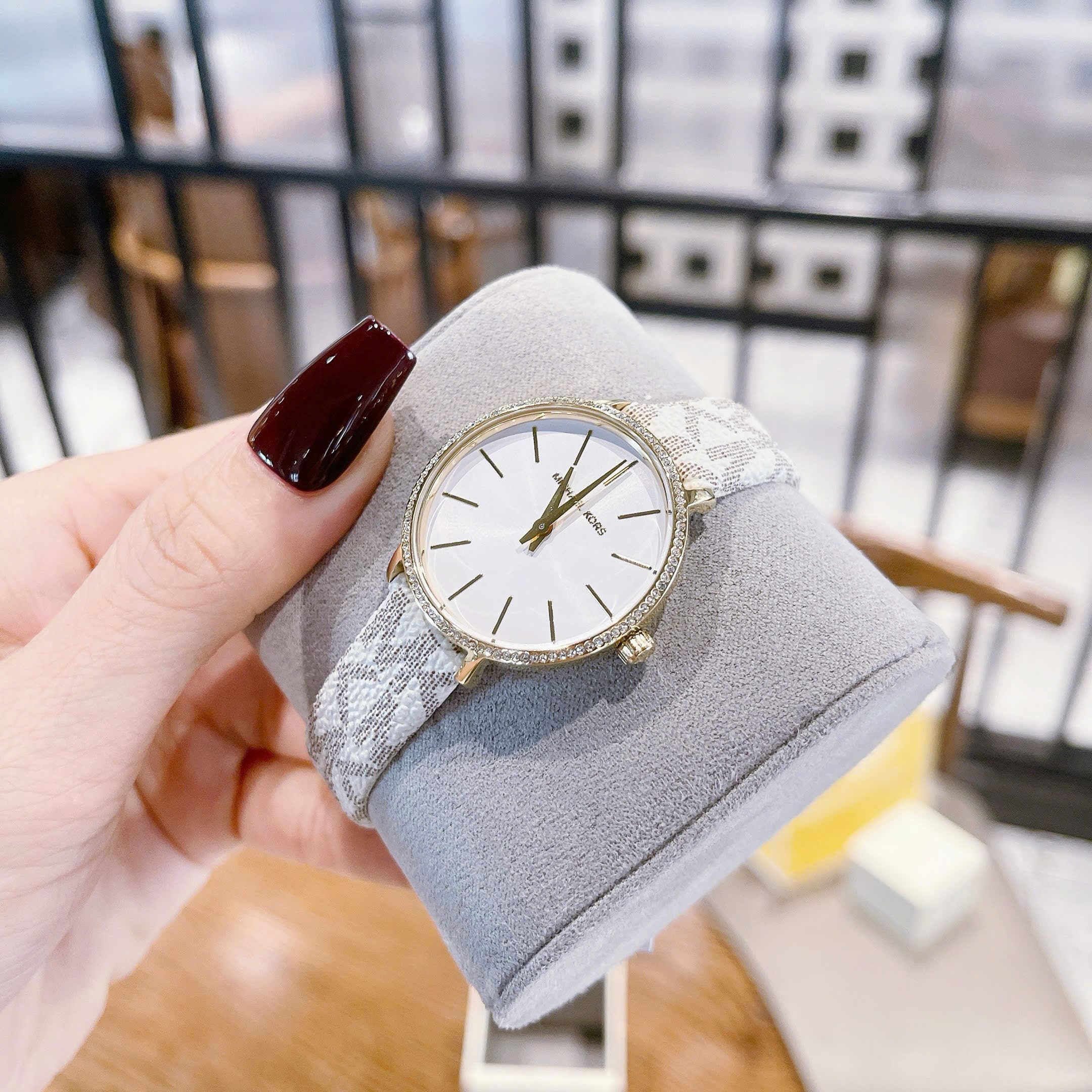 Đồng Hồ Micheal Kors Pyper |Nữ Giới |Vàng Gold |Dây Da Trắng Họa Tiết Logo |Máy Pin (Quartz) |Size 32mm |donghogiatot.vn