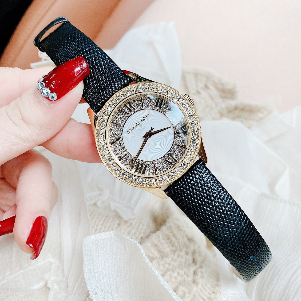 Đồng Hồ Michael Kors Harlowe |Nữ Giới |Đính Đá Vàng Gold |Dây Da Đen |Máy Pin (Quartz) |Size 38mm |donghogiatot.vn