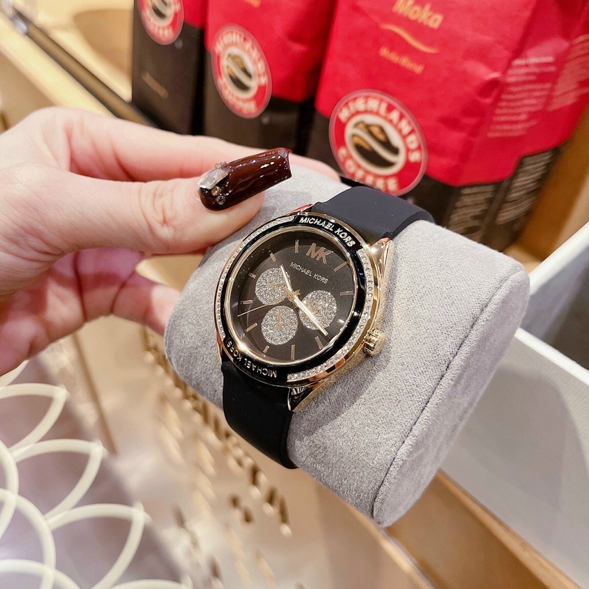 Đồng Hồ Michael Kors Jessa |Unisex |Đính Đá |Dây Cao Su Đen |Máy Pin (Quartz) |Size 40mm |donghogiatot.vn