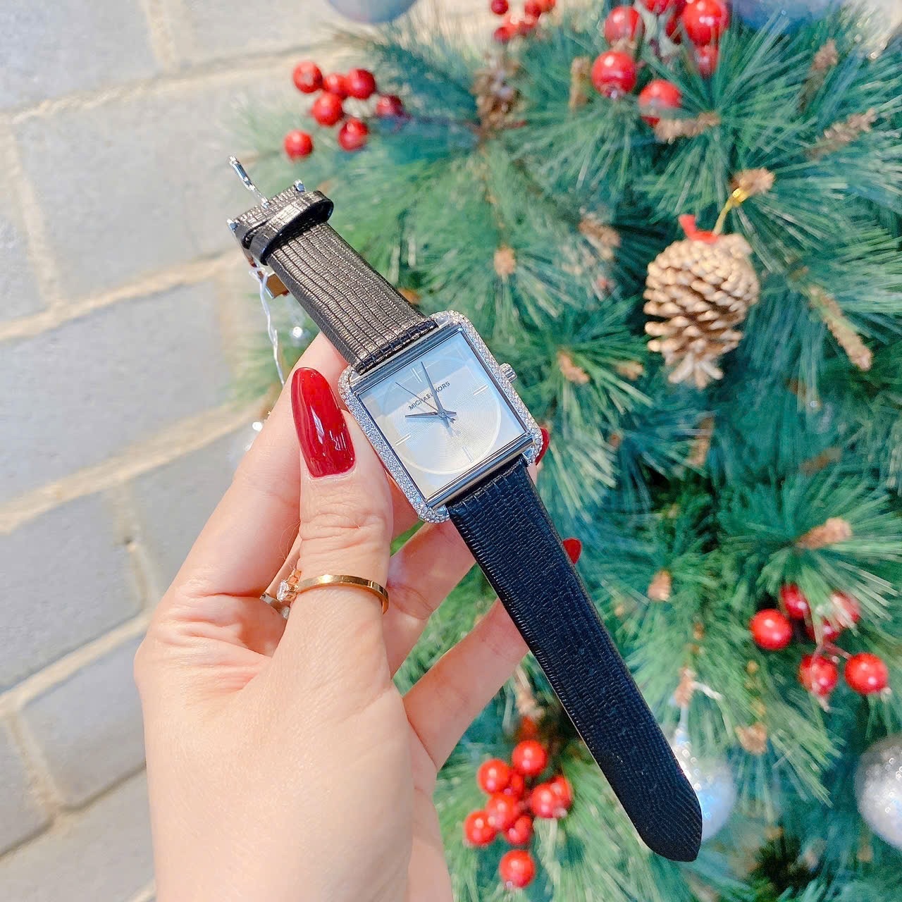 Đồng Hồ Michael Kors Lake |Nữ Giới |Mặt Chữ Nhật |Đính Đá |Dây Da Đen |Máy Pin (Quartz) |Size 32x39mm |donghogiatot.vn