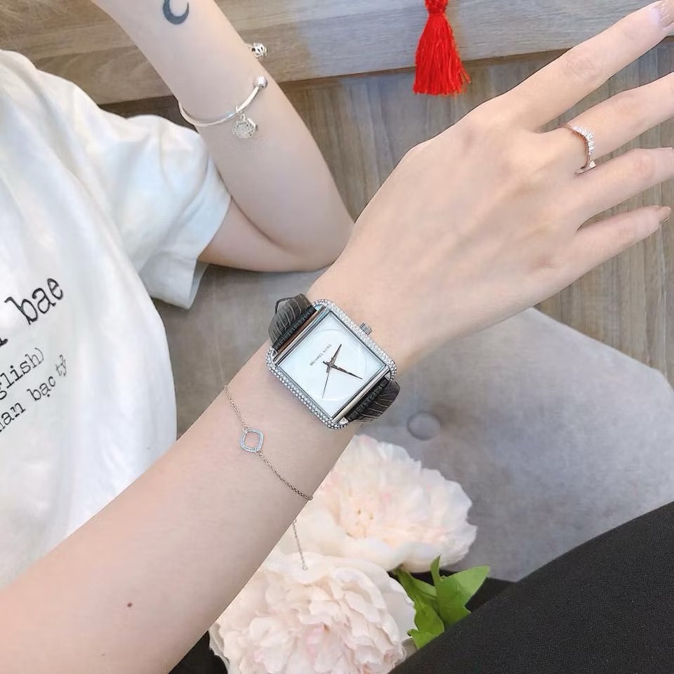 Đồng Hồ Michael Kors Lake |Nữ Giới |Mặt Chữ Nhật |Đính Đá |Dây Da Đen |Máy Pin (Quartz) |Size 32x39mm |donghogiatot.vn